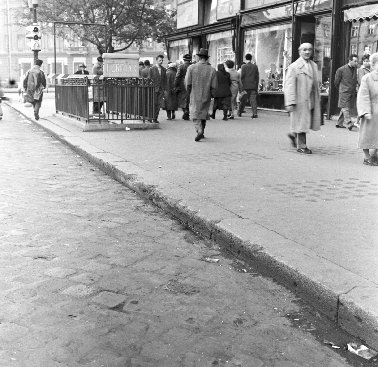 Magyarország, Budapest VI., a felvétel a Teréz körút 18. (Lenin körút 76.) számú ház előtt készült, háttérben az Oktogon (November 7. tér). Felfagyott, kikátyúsodott útszakasz felmérése., 1961, FŐMTERV, Domonkos Endre, Budapest, utcakép, járókelő, Fortepan #251594