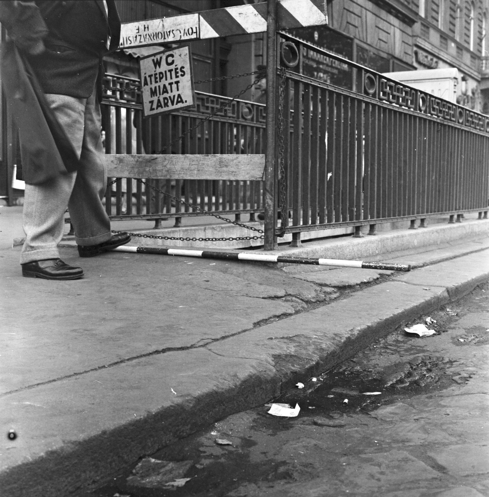 Magyarország, Budapest VI., a felvétel a Teréz körút 18. (Lenin körút 76.) számú ház előtt készült. Felfagyott, kikátyúsodott útszakasz felmérése., 1961, FŐMTERV, Domonkos Endre, Budapest, WC, tábla, Fortepan #251595