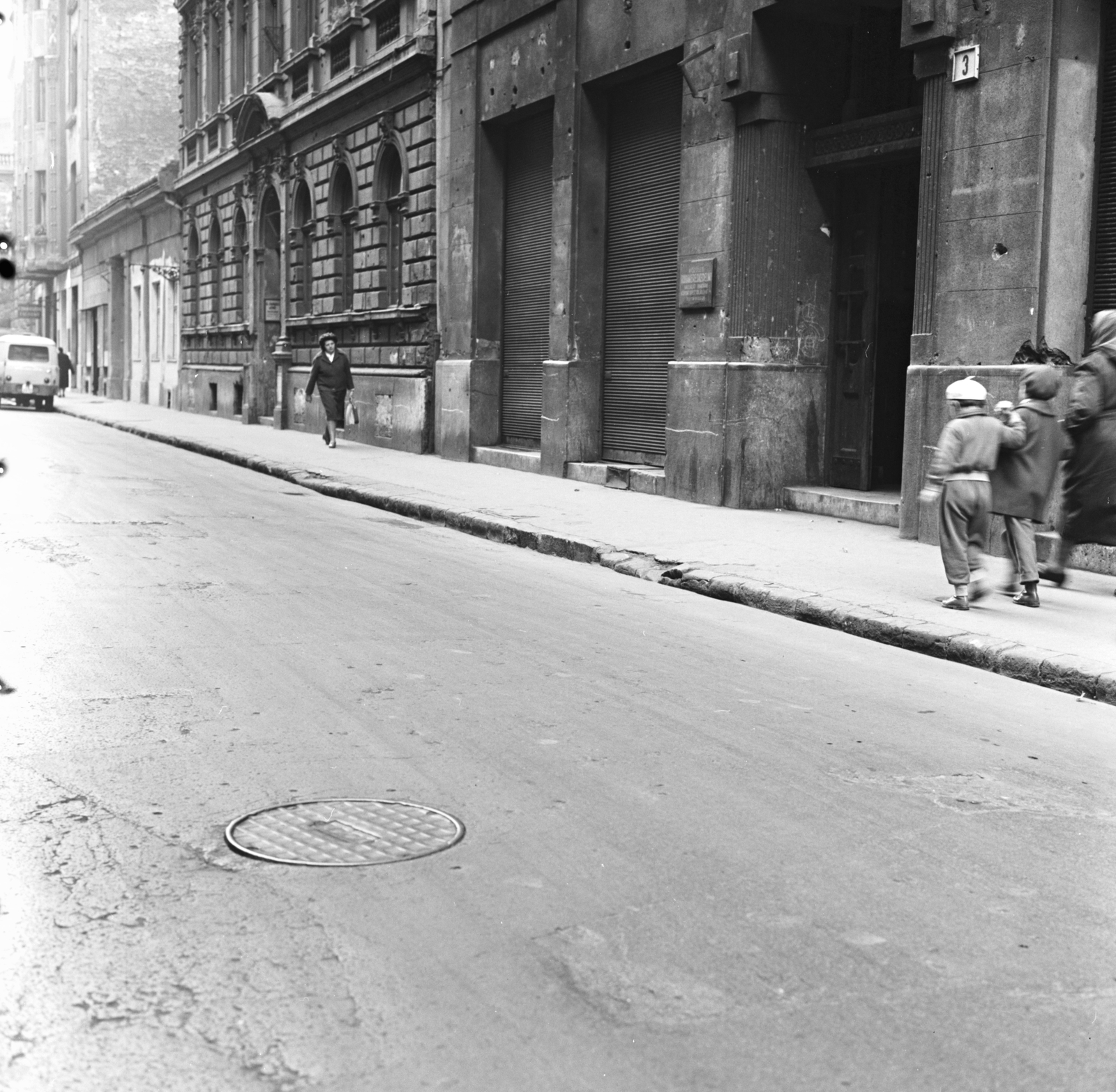 Magyarország, Budapest VIII., a Krúdy utca a Mikszáth Kálmán tér felől nézve., 1961, FŐMTERV, Domonkos Endre, Budapest, gyerekek, járda, utcakép, Fortepan #251604