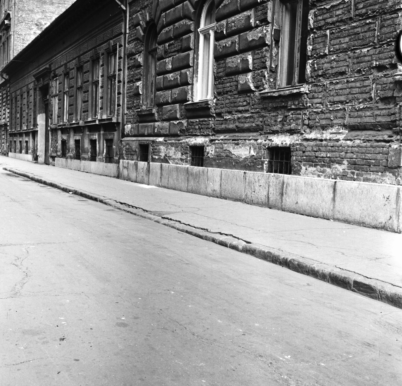 Magyarország, Budapest VIII., Füvészkert (Szigetvári) utca a Tömő utca felől, szemben balra a 8-as számú ház., 1961, FŐMTERV, Domonkos Endre, Budapest, Fortepan #251606