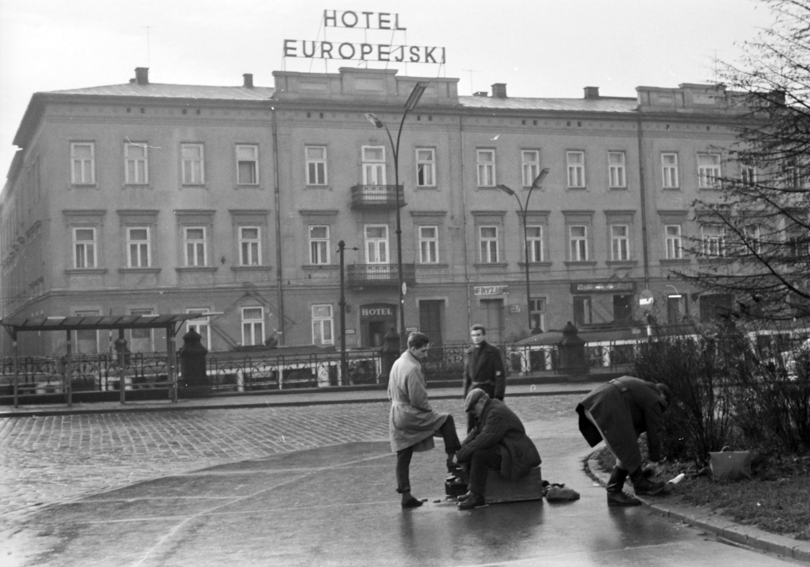 Lengyelország, Krakkó, ulica Lubicz, Hotel Europejski., 1963, Szánthó Zoltán, szálloda, cipőpucolás, Fortepan #25161