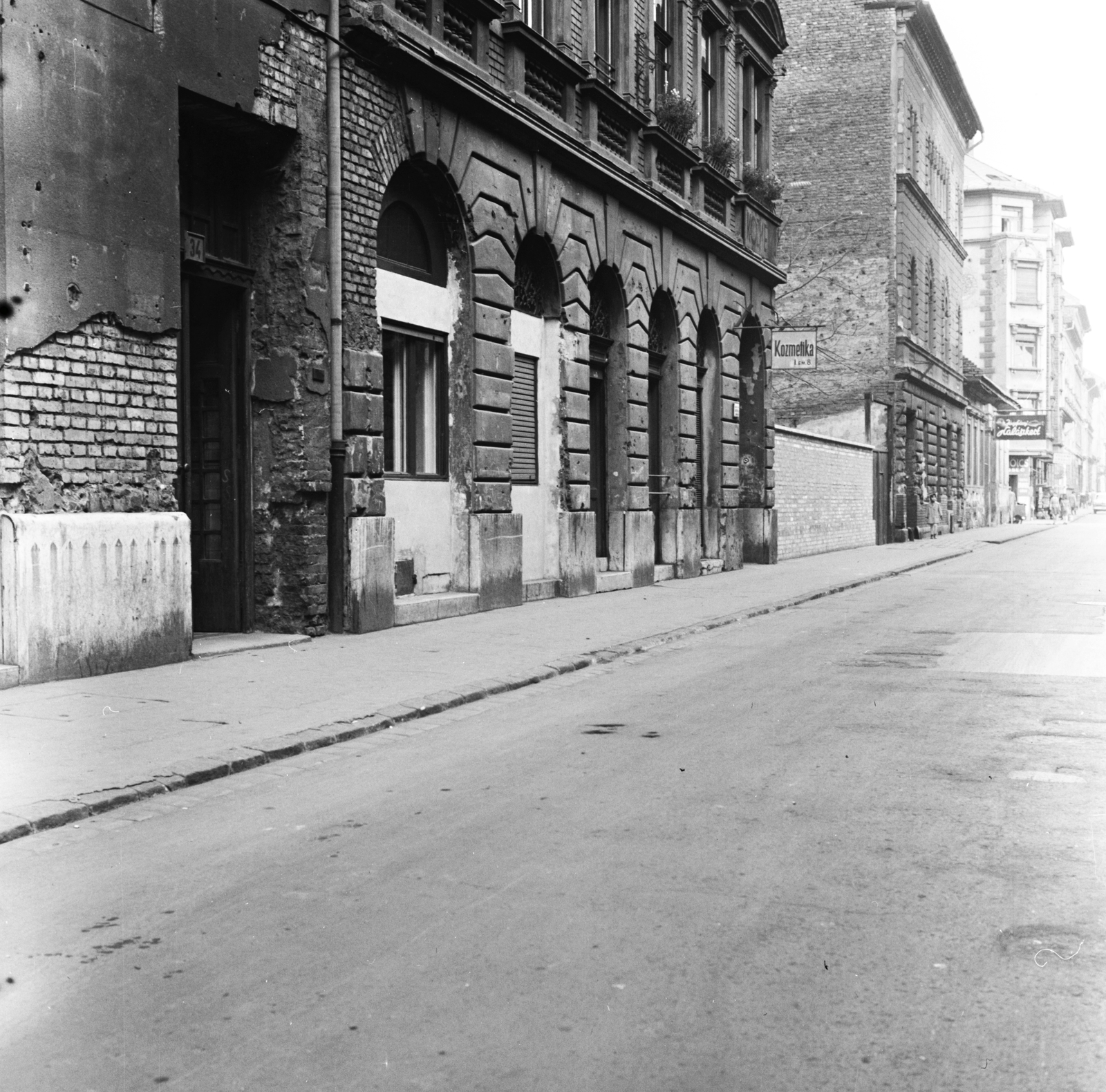 Magyarország, Budapest VIII., a Práter utca a Nagy Templom utca felől a Leonardo da Vinci utca felé nézve, a Leonardo da Vinci utca közelebbi sarkán a Józsefvárosi Halászkert., 1961, FŐMTERV, Domonkos Endre, Budapest, Fortepan #251615