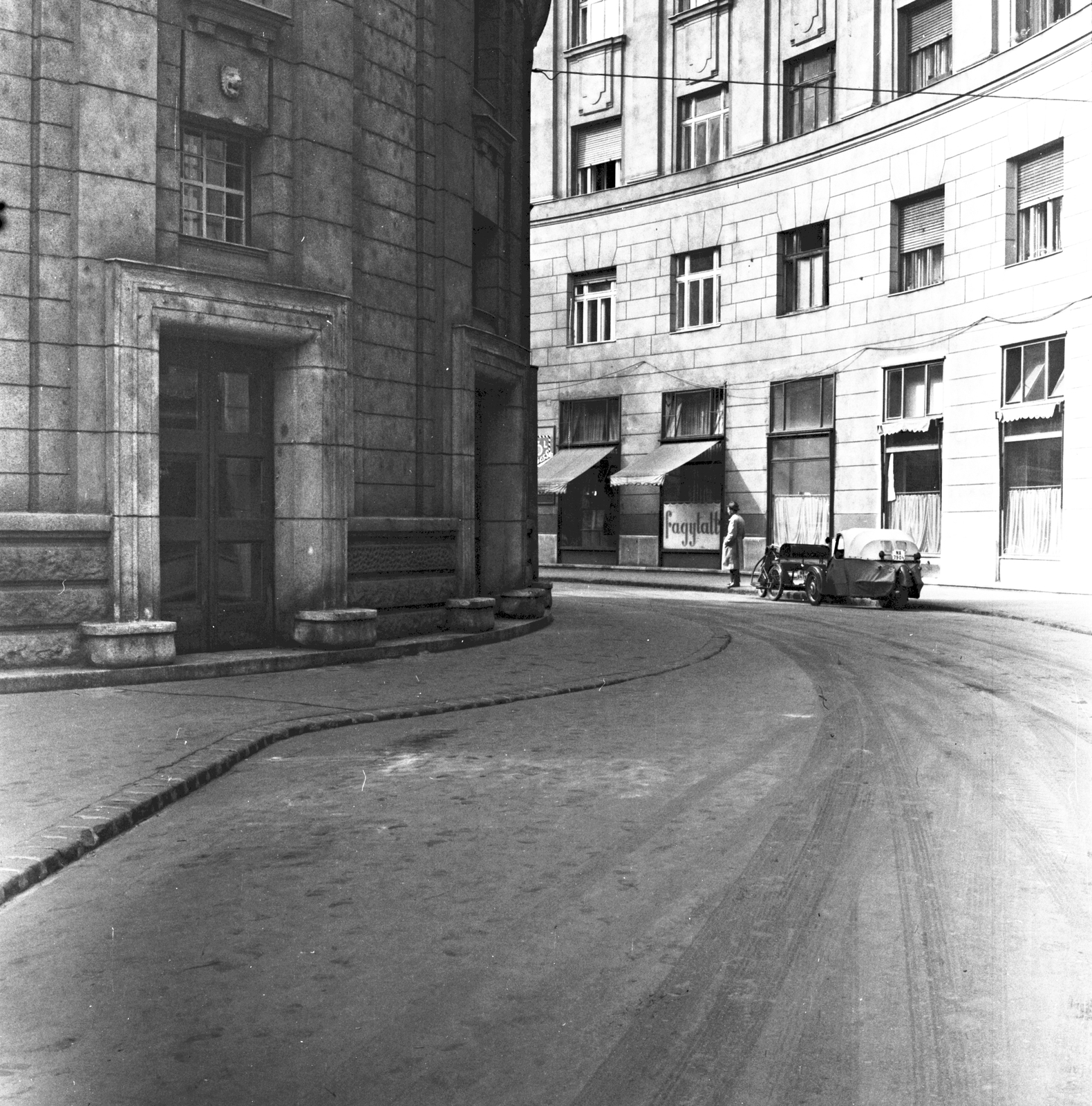 Magyarország, Budapest VIII., Corvin (Kisfaludy) köz, balra a Corvin mozi, szemben a Gól eszpresszó., 1961, FŐMTERV, Domonkos Endre, Velorex-márka, Budapest, Fortepan #251616