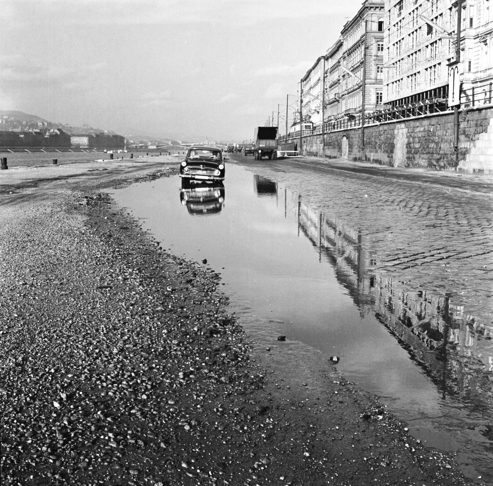 Magyarország, Budapest V., a felfagyott, kikátyúsodott alsó rakpart az Arany János utca környékén, távolban a Margit híd látható., 1961, FŐMTERV, Domonkos Endre, Budapest, Fortepan #251623