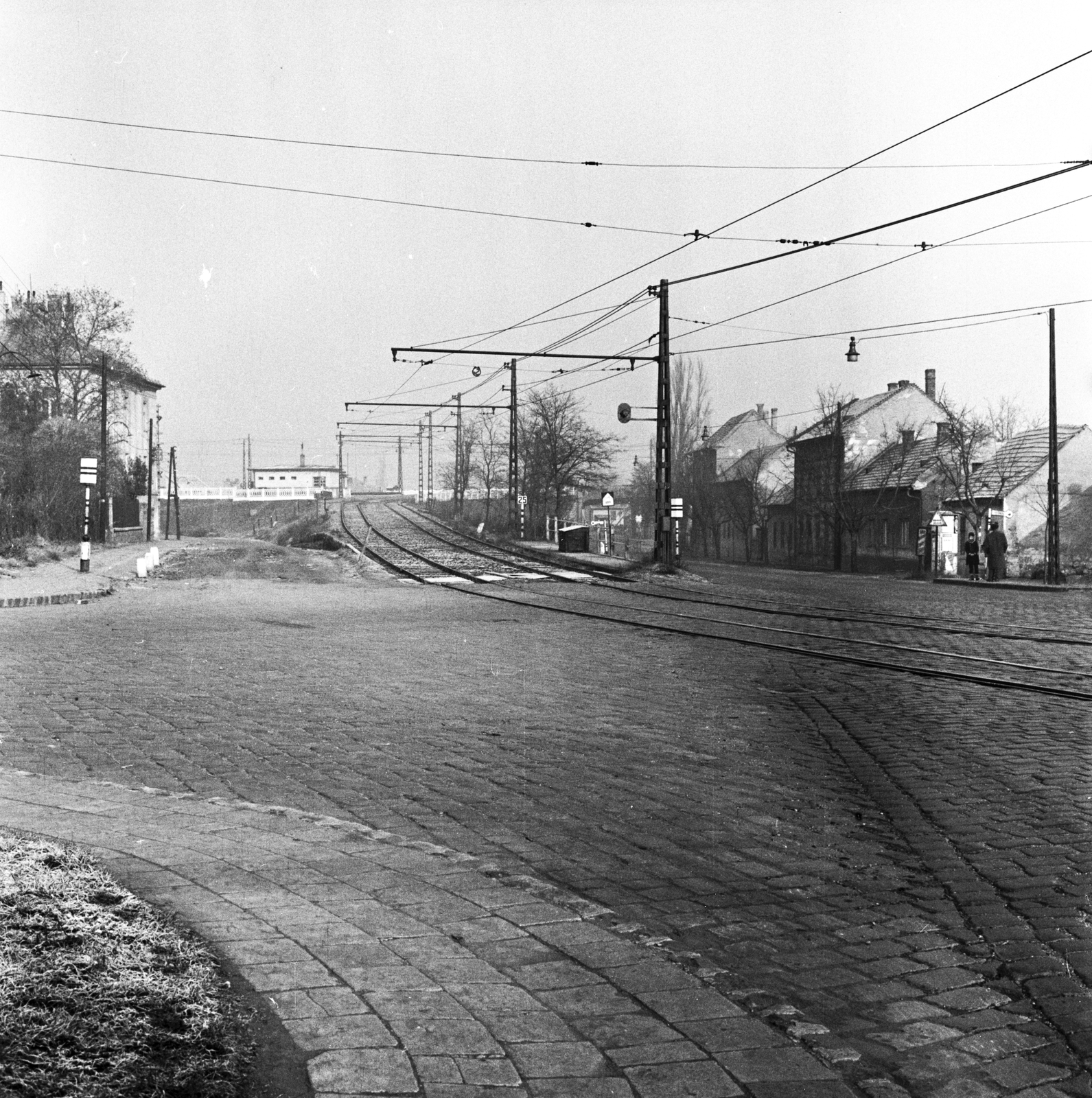 Magyarország, Budapest XXII., Leányka utca, balra a Vihar utca, a Kővirág sor és a vasút feletti HÉV felüljáró felé vezető sínpár., 1961, FŐMTERV, Domonkos Endre, Budapest, Fortepan #251624