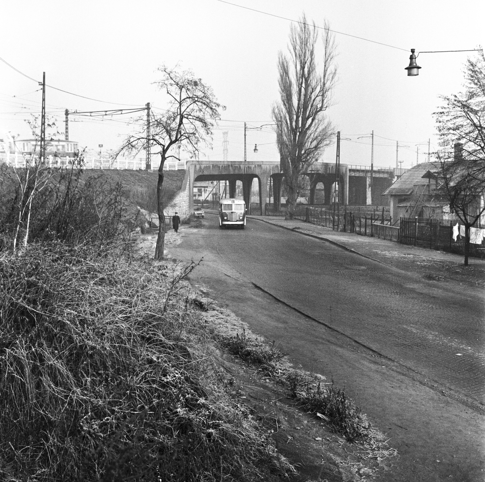 Magyarország, Budapest XXII., a HÉV felüljárója a Kővirág sor és a vasút felett., 1961, FŐMTERV, Domonkos Endre, felüljáró, Budapest, Fortepan #251626