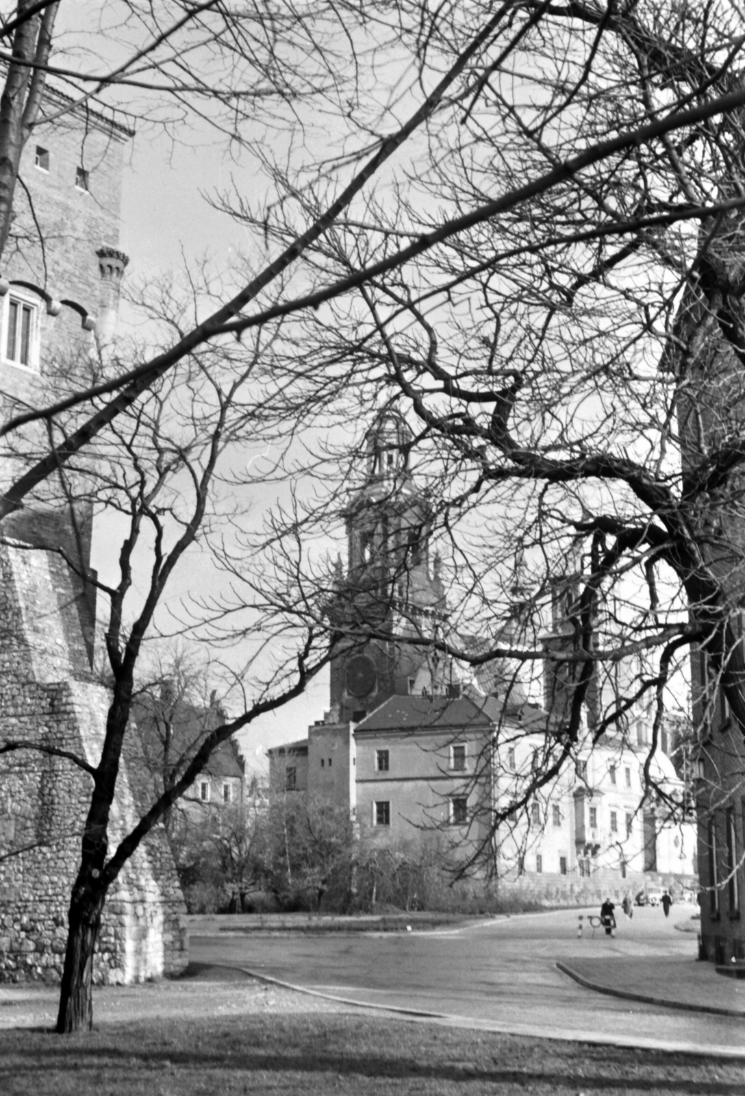 Lengyelország, Krakkó, Királyi Palota (Wawel), háttérben a Szent Szaniszló és Szent Vencel székesegyház., 1963, Szánthó Zoltán, Fortepan #25163