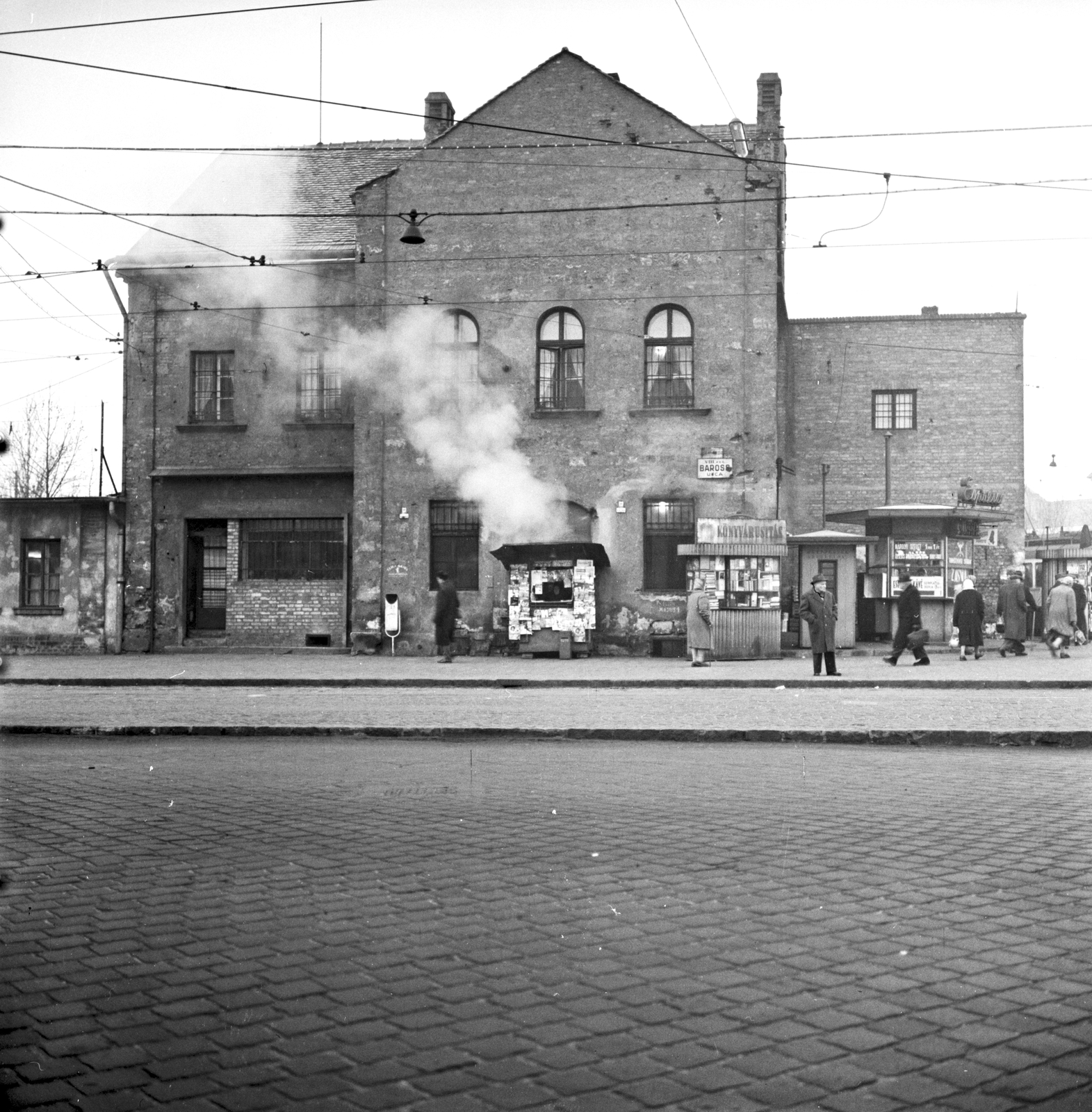 Hungary, Budapest VIII., Baross utca, balra a Baross kocsiszín, jobbra a Fiumei (Mező Imre) út., 1962, FŐMTERV, Budapest, book seller, espresso, Fortepan #251642
