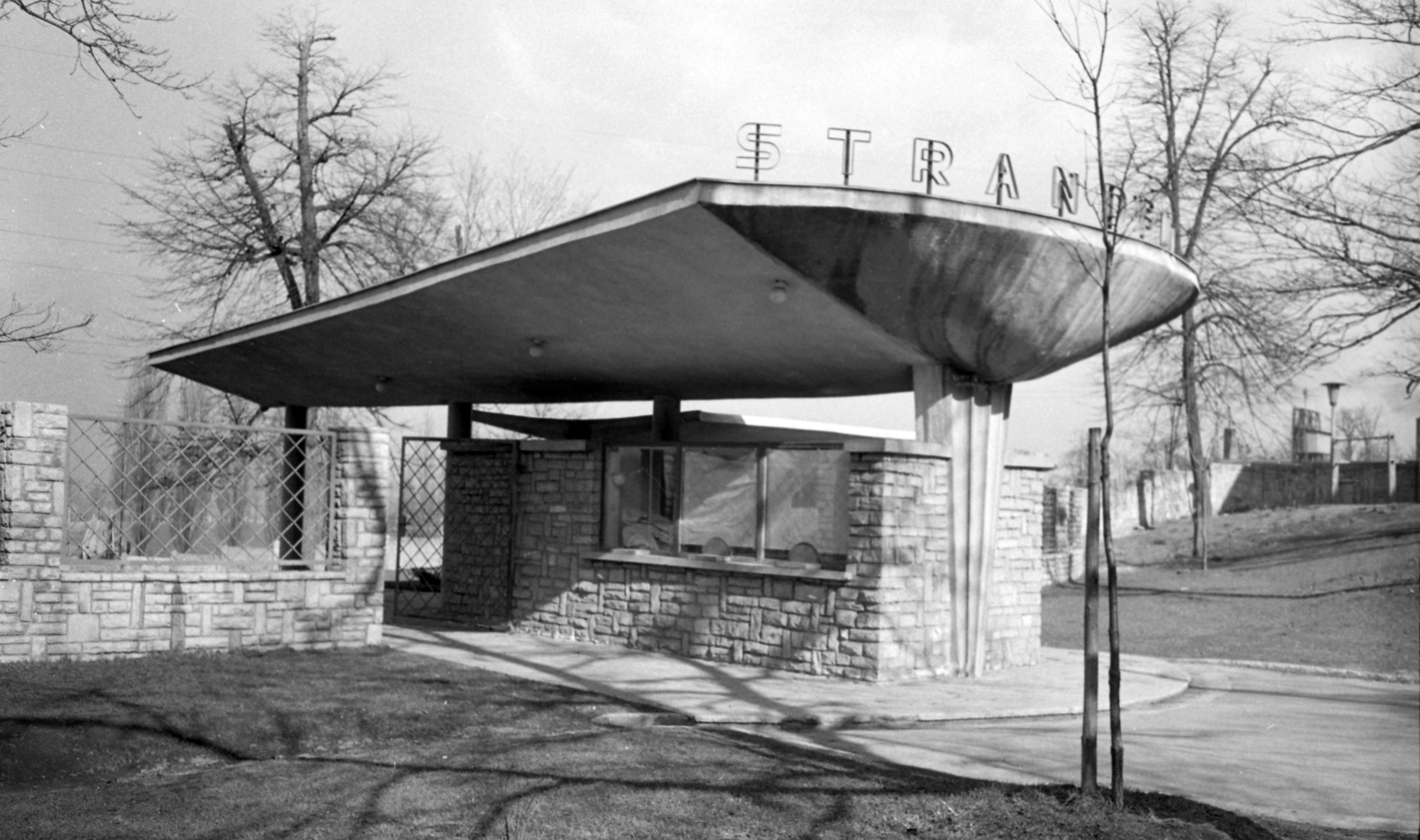 Hungary, Tata-Tóváros, Szabó Ignác utca, a Bányász fürdő (más néven "Cseri strand", később Gyémántfürdő) bejárata., 1962, FŐMTERV, beach, Fortepan #251651