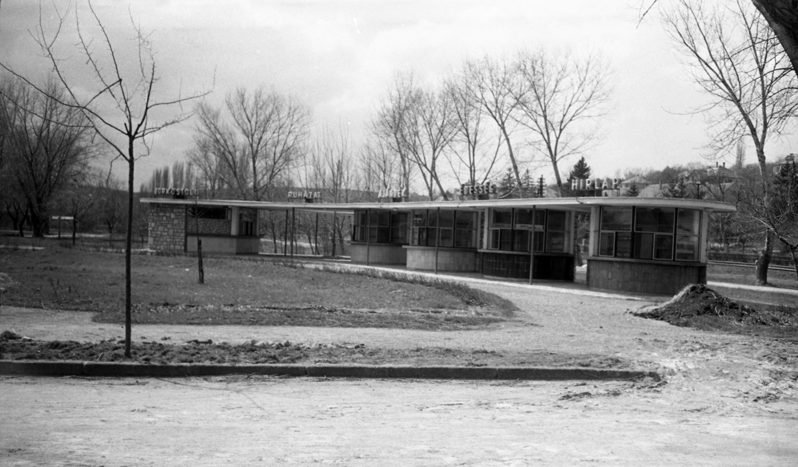 Hungary, Balatonalmádi, a Wesselényi strandra vezető út, Bazársor a vasút mellett., 1962, FŐMTERV, newsstand, Fortepan #251652