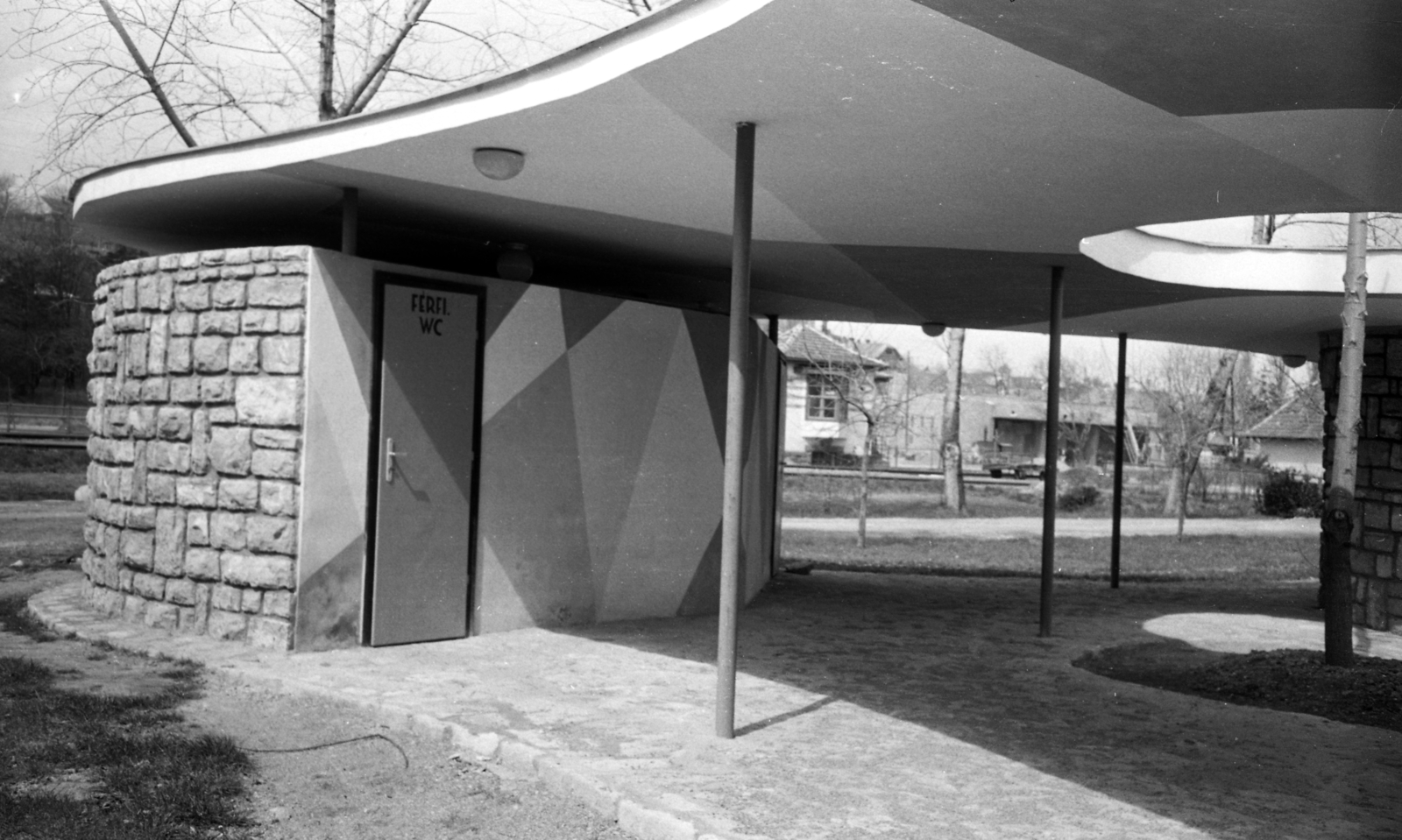 Hungary, Balatonalmádi, Bazársor a vasút és a Wesselényi strandra vezető út mellett., 1962, FŐMTERV, public toilet, Fortepan #251655