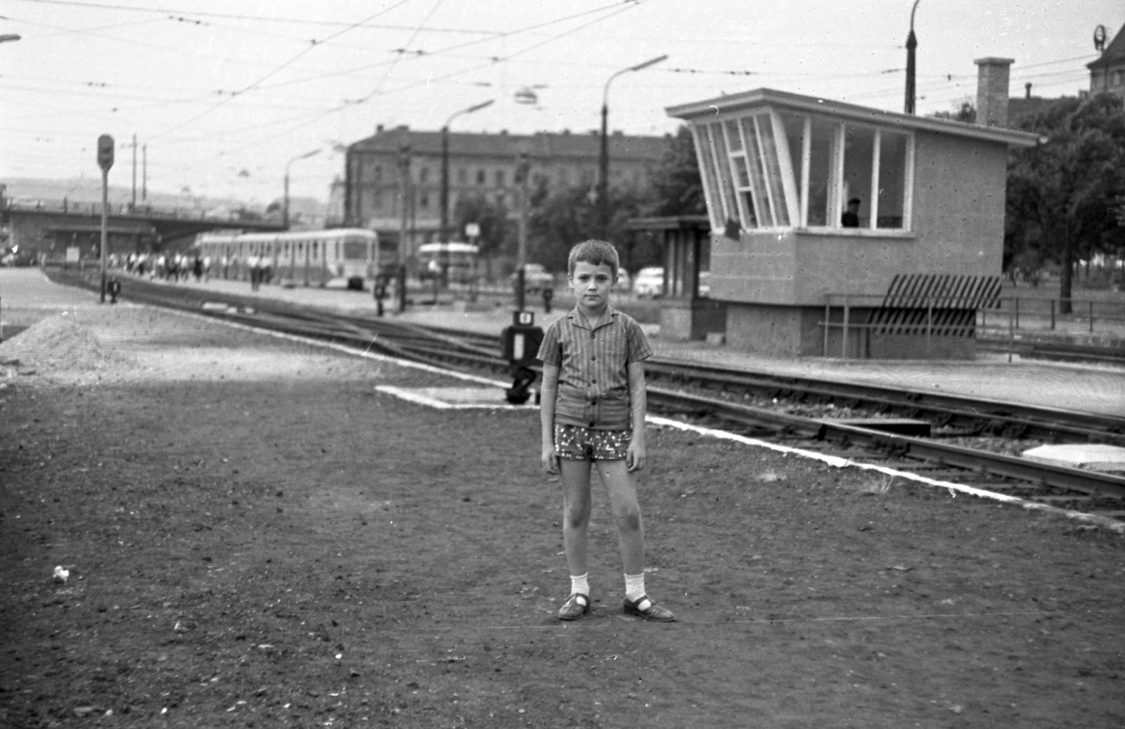 Magyarország, Budapest II., Árpád fejedelem útja, szentendrei HÉV végállomása a Margit híd budai hídfőjénél., 1967, Szánthó Zoltán, portré, kisfiú, Budapest, Fortepan #25166