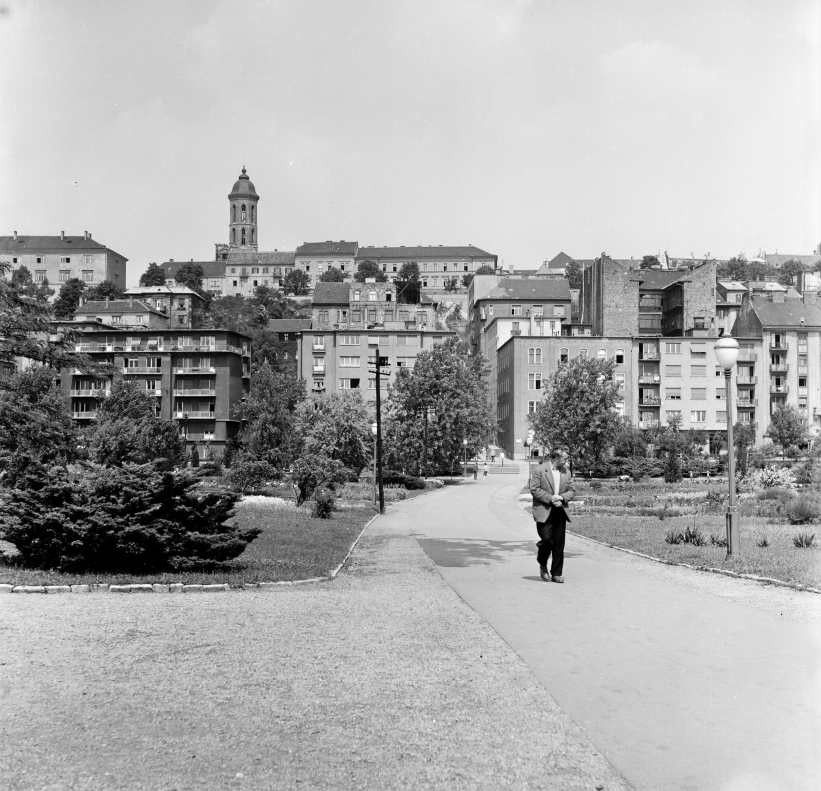 Hungary, Budapest I., Vérmező, háttérben az Attila út házsora, fenn a Mária Magdolna-templom tornya., 1962, FŐMTERV, Budapest, Fortepan #251669