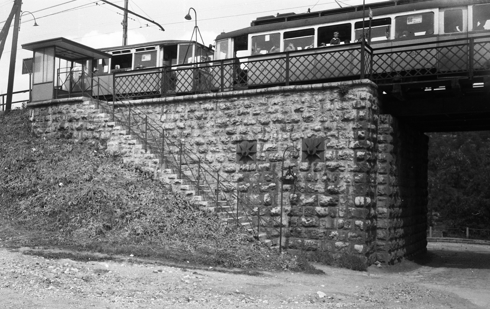 Hungary, Budapest II., a Hűvösvölgyi villamos Zsemlye utca feletti hídon halad át. A felvétel az Alsó Völgy utca sarkánál készült, jobbra a Zuhatag sor felé lehet átlátni., 1962, FŐMTERV, Budapest, Fortepan #251680