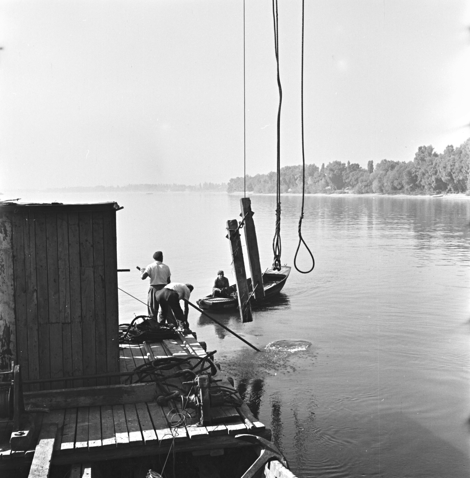Hungary, a felvétel az Őrszentmiklós - Óbudai Gázgyár közötti, Duna alatti gázvezeték kiemelésekor készült., 1962, FŐMTERV, Fortepan #251684