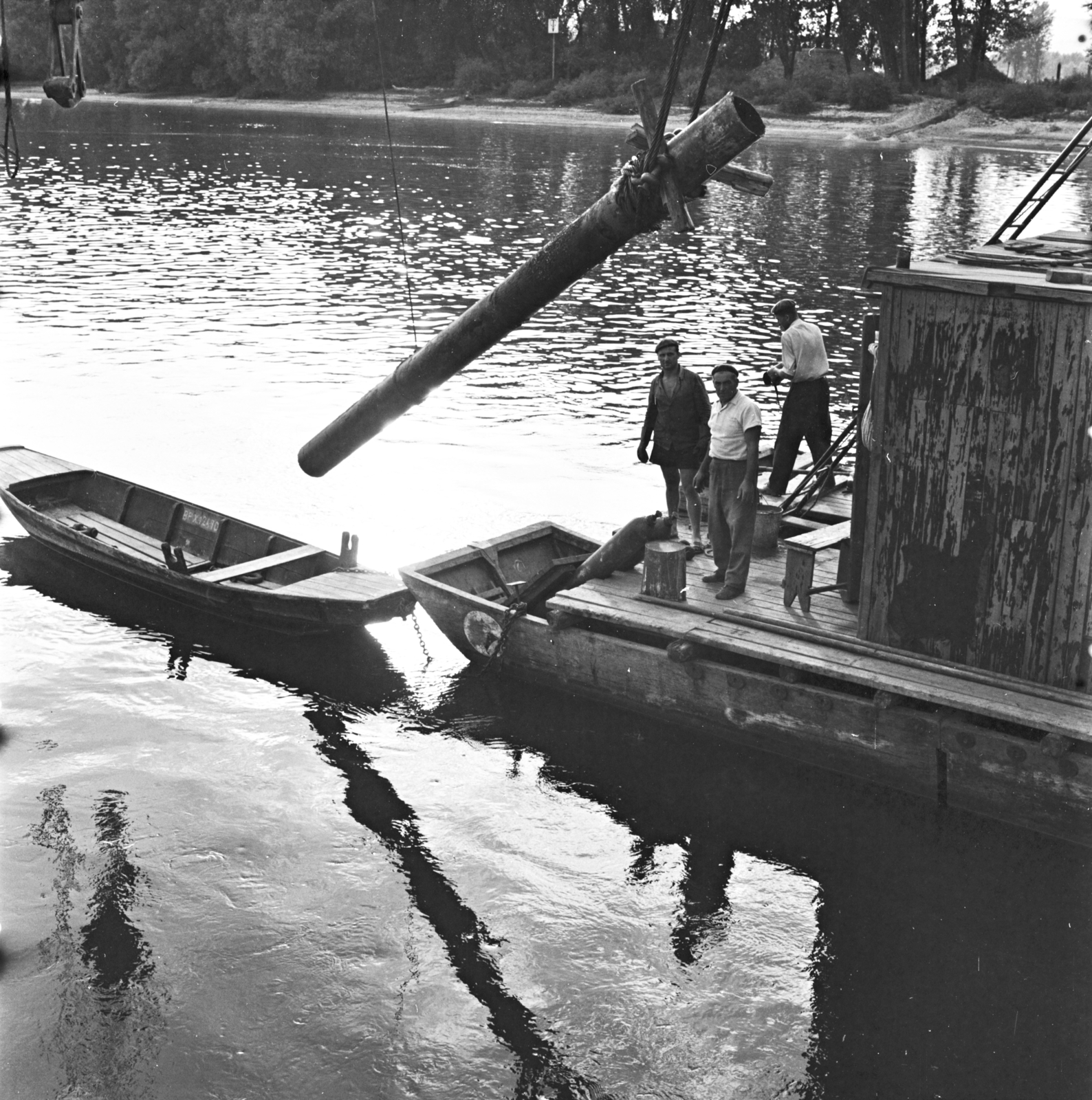 Hungary, a felvétel az Őrszentmiklós - Óbudai Gázgyár közötti, Duna alatti gázvezeték kiemelésekor készült., 1962, FŐMTERV, barge, Fortepan #251685