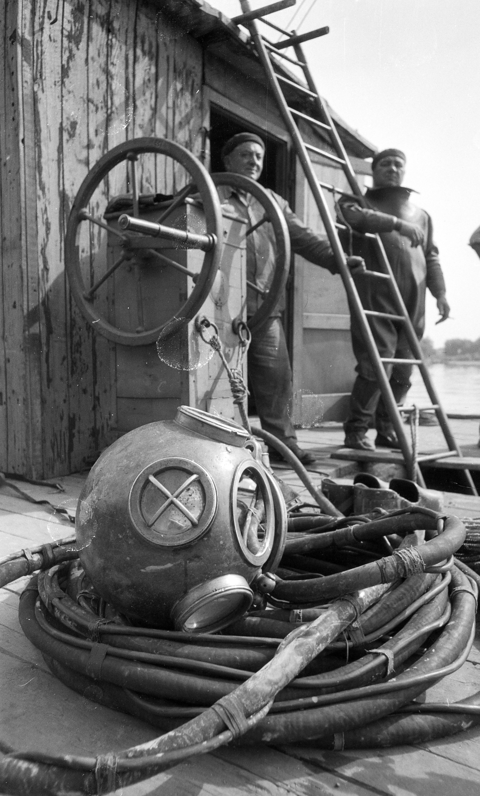 Hungary, a felvétel az Őrszentmiklós - Óbudai Gázgyár közötti, Duna alatti gázvezeték kiemelésekor készült., 1962, FŐMTERV, heavy diver, Fortepan #251691