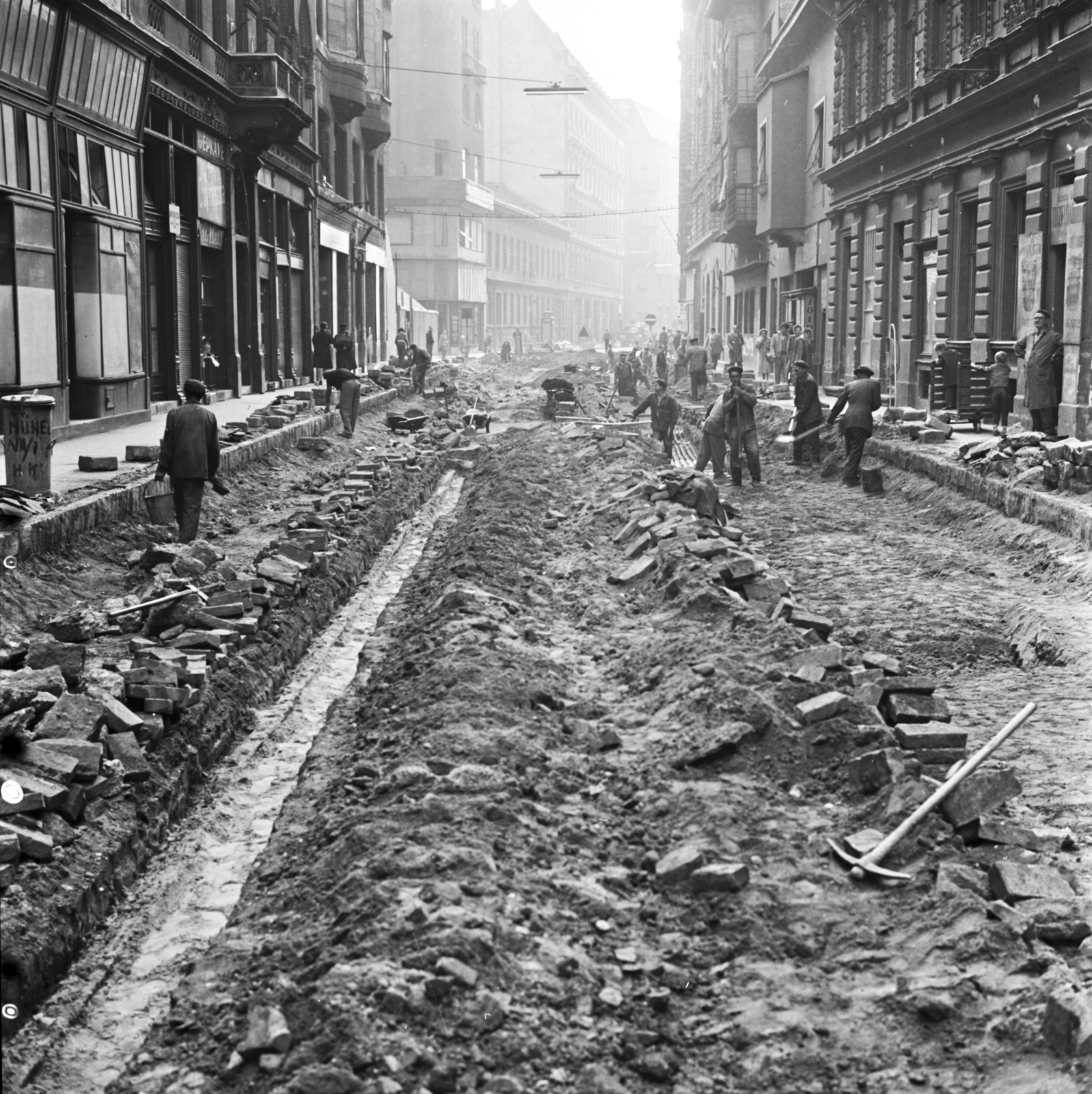 Hungary, Budapest VII., a Dohány utca átépítése, a felvétel az Akácfa utca - Klauzál utca közötti szakaszon készült., 1962, FŐMTERV, Budapest, road construction, Fortepan #251694