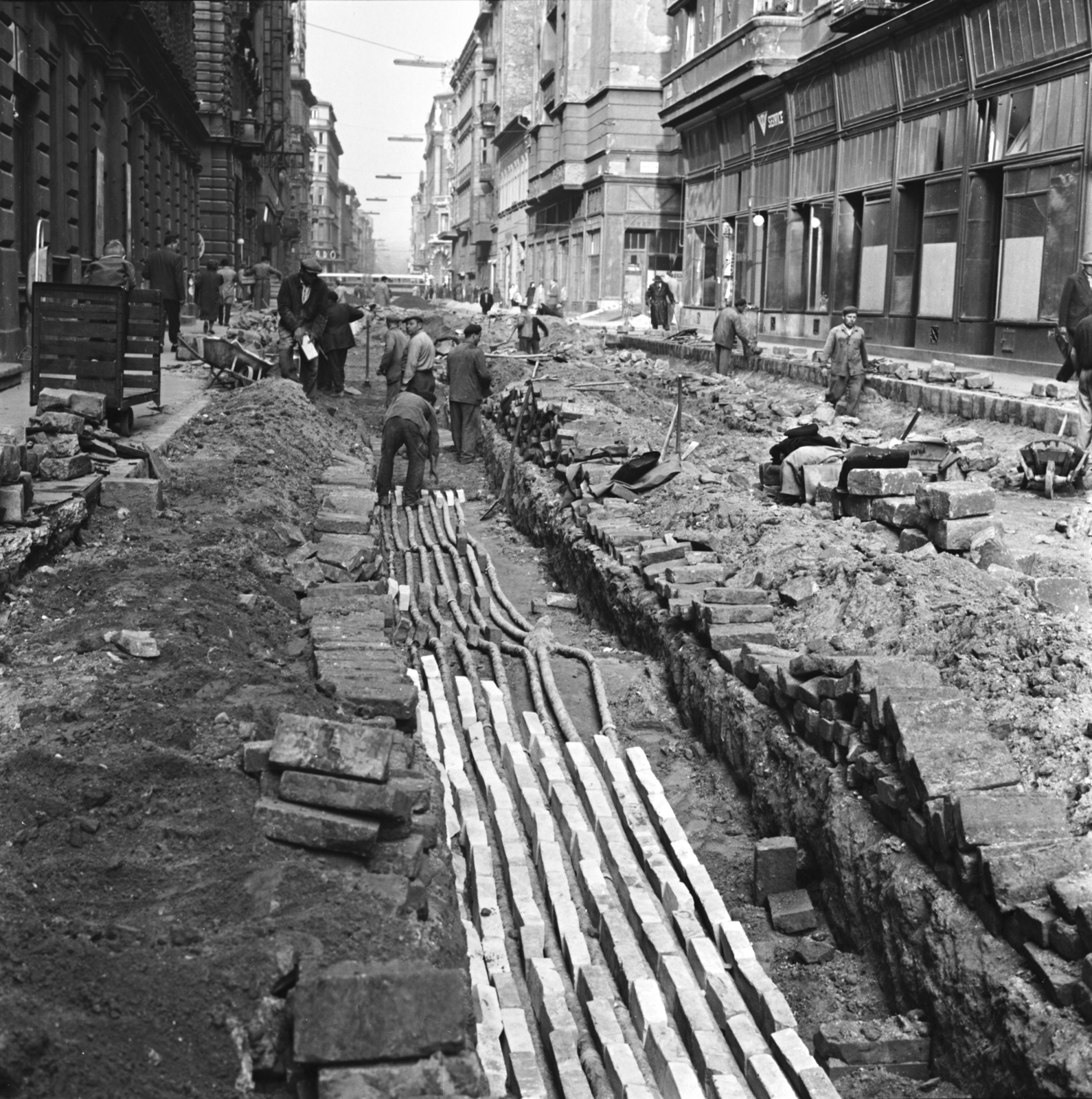 Hungary, Budapest VII., a Dohány utca átépítése, a felvétel az Akácfa utca - Klauzál utca közötti szakaszon készült., 1962, FŐMTERV, Budapest, road construction, Fortepan #251695