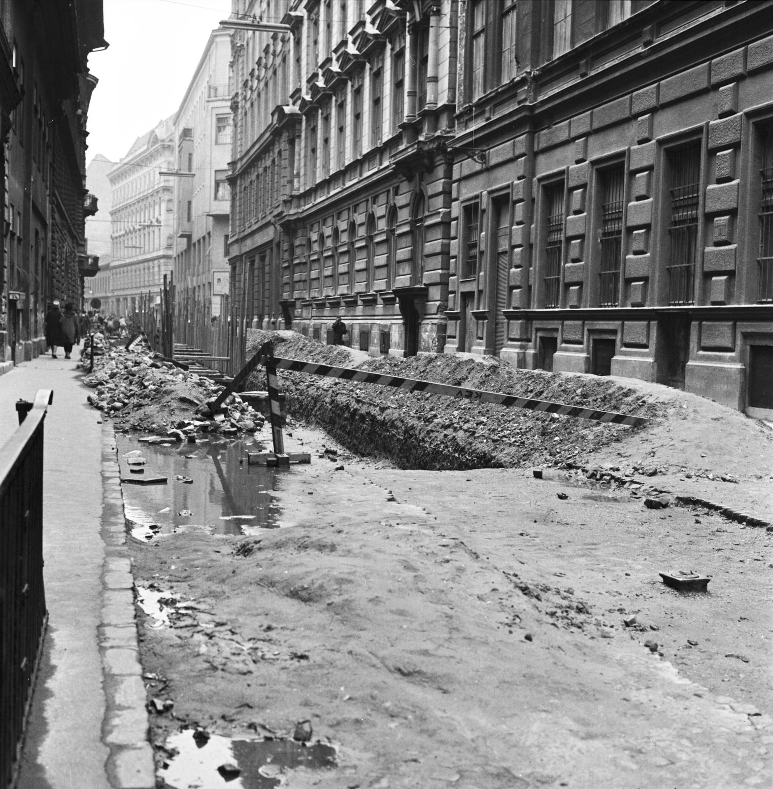 Hungary, Budapest VII., csatornaépítés a Dohány utcában, a felvétel a 32-es számú épület előtt készült. Távolabb a Nagy Diófa utca - Nyár nyár utca - Klauzál utca közötti házsor látható., 1962, FŐMTERV, Budapest, Fortepan #251702