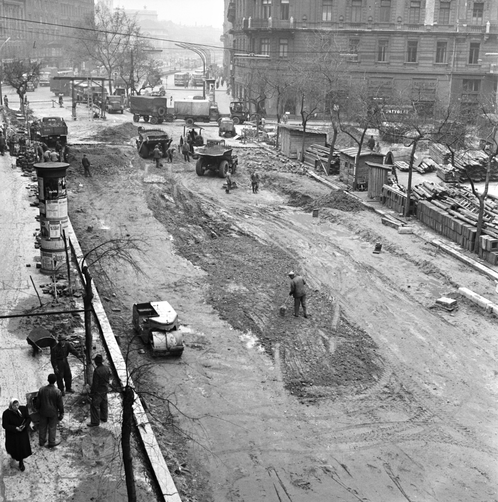 Magyarország, Budapest VII., a felvétel a Dohány utca közműhálózatának és útpályájának korszerűsítésekor készült. Szemben balra a Károly (Tanács) körút, jobbra a Wesselényi utca torkolata., 1962, FŐMTERV, Domonkos Endre, Budapest, Fortepan #251703