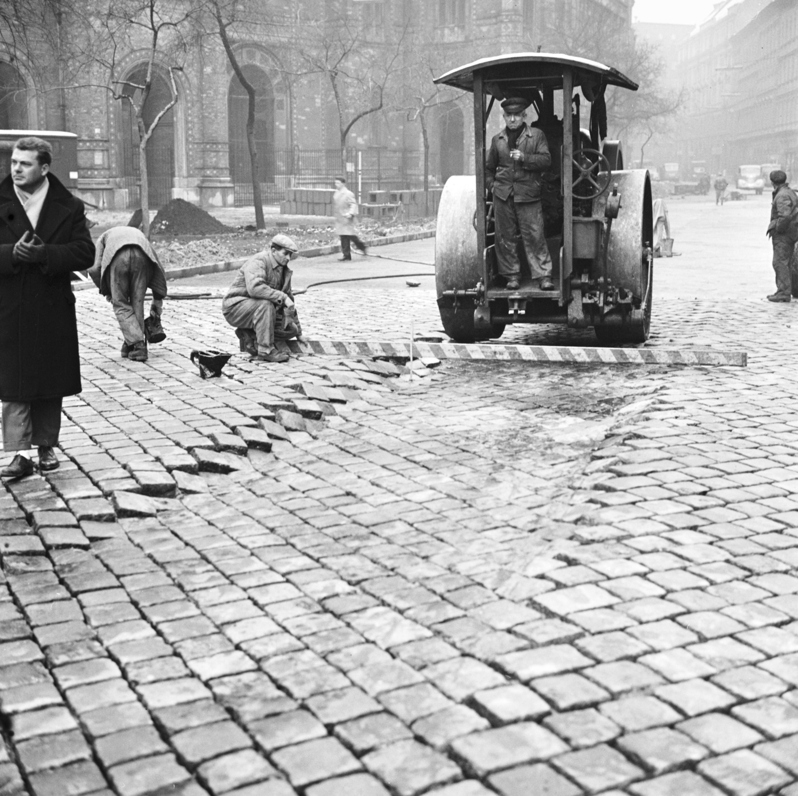 Hungary, Budapest VII., a felvétel a Dohány utca közműhálózatának és útpályájának korszerűsítésekor készült. Balra a Dohány utcai zsinagóga., 1962, FŐMTERV, road roller, Budapest, Fortepan #251706