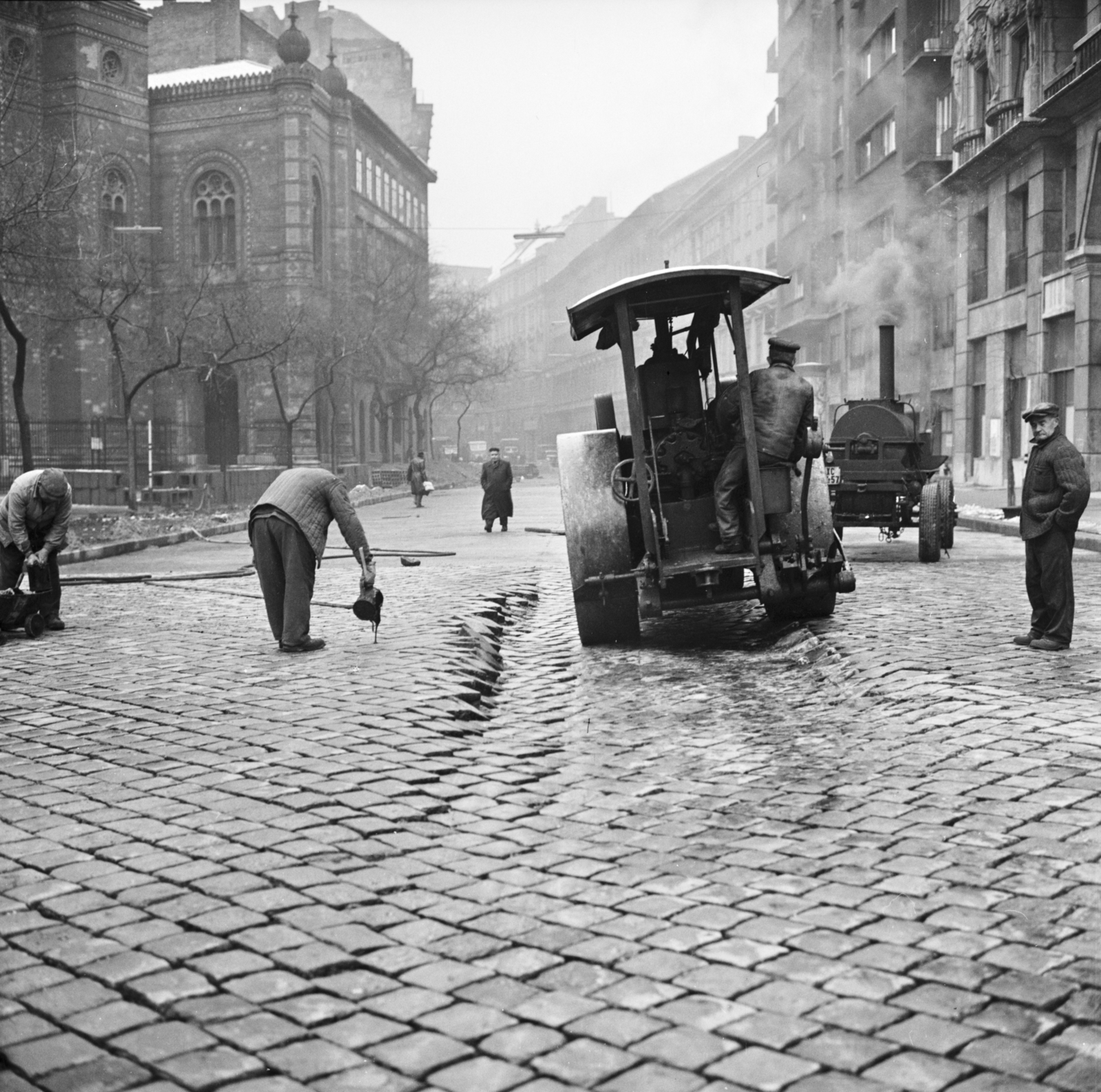 Magyarország, Budapest VII., a felvétel a Dohány utca közműhálózatának és útpályájának korszerűsítésekor készült. Balra a Dohány utcai zsinagóga., 1962, FŐMTERV, Domonkos Endre, úthenger, Budapest, Fortepan #251709