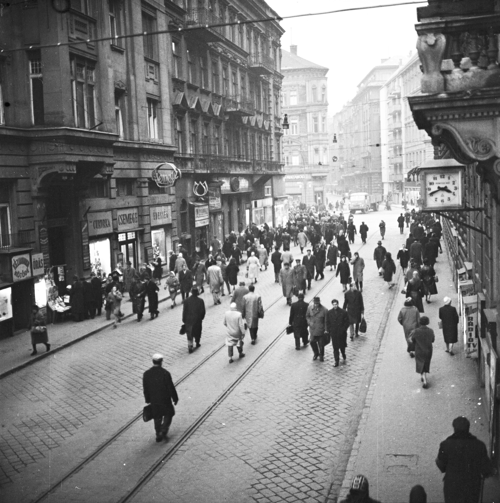 Hungary, Budapest XIII., Visegrádi utca a Kádár utca felől a Szent István körút felé nézve., 1962, FŐMTERV, Budapest, Csemege enterprise, clockmaker, rails, Fortepan #251711