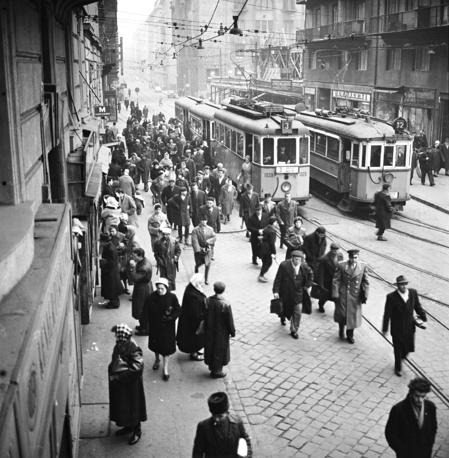 Magyarország, Budapest XIII., a Visegrádi utca Kádár utca - Katona József utca közötti szakasza, villamos-végállomás., 1962, FŐMTERV, Domonkos Endre, Budapest, Best of, divatáru, villamos, Fortepan #251714