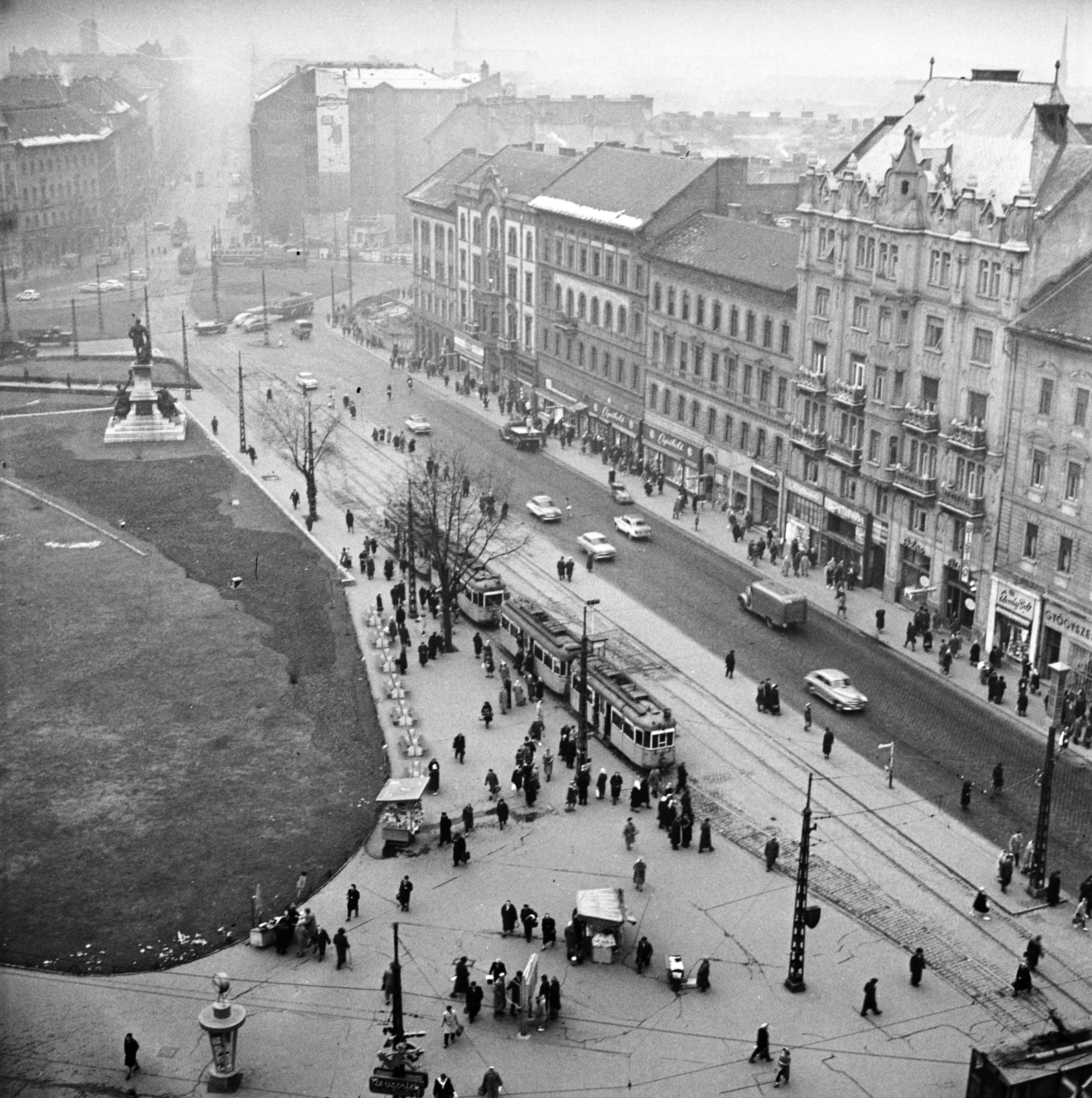 Magyarország, Budapest VII.,Budapest VIII., Baross tér, kilátás a Keleti pályaudvar épületéről, balra távolabb a Rákóczi út., 1962, FŐMTERV, Domonkos Endre, Budapest, Fortepan #251717