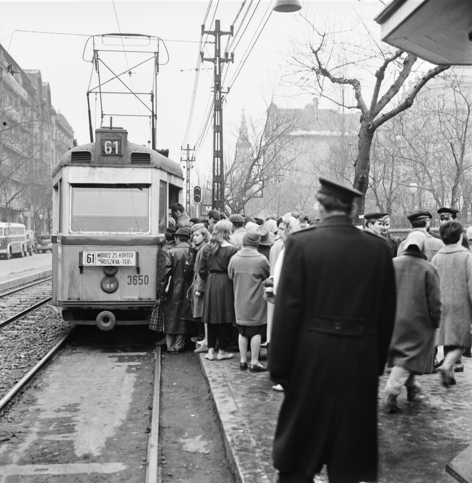 Magyarország, Budapest XI., Villányi út, a 61-es villamos végállomása, háttérben a Szent Imre-templom látszik., 1962, FŐMTERV, Domonkos Endre, Budapest, Fortepan #251722