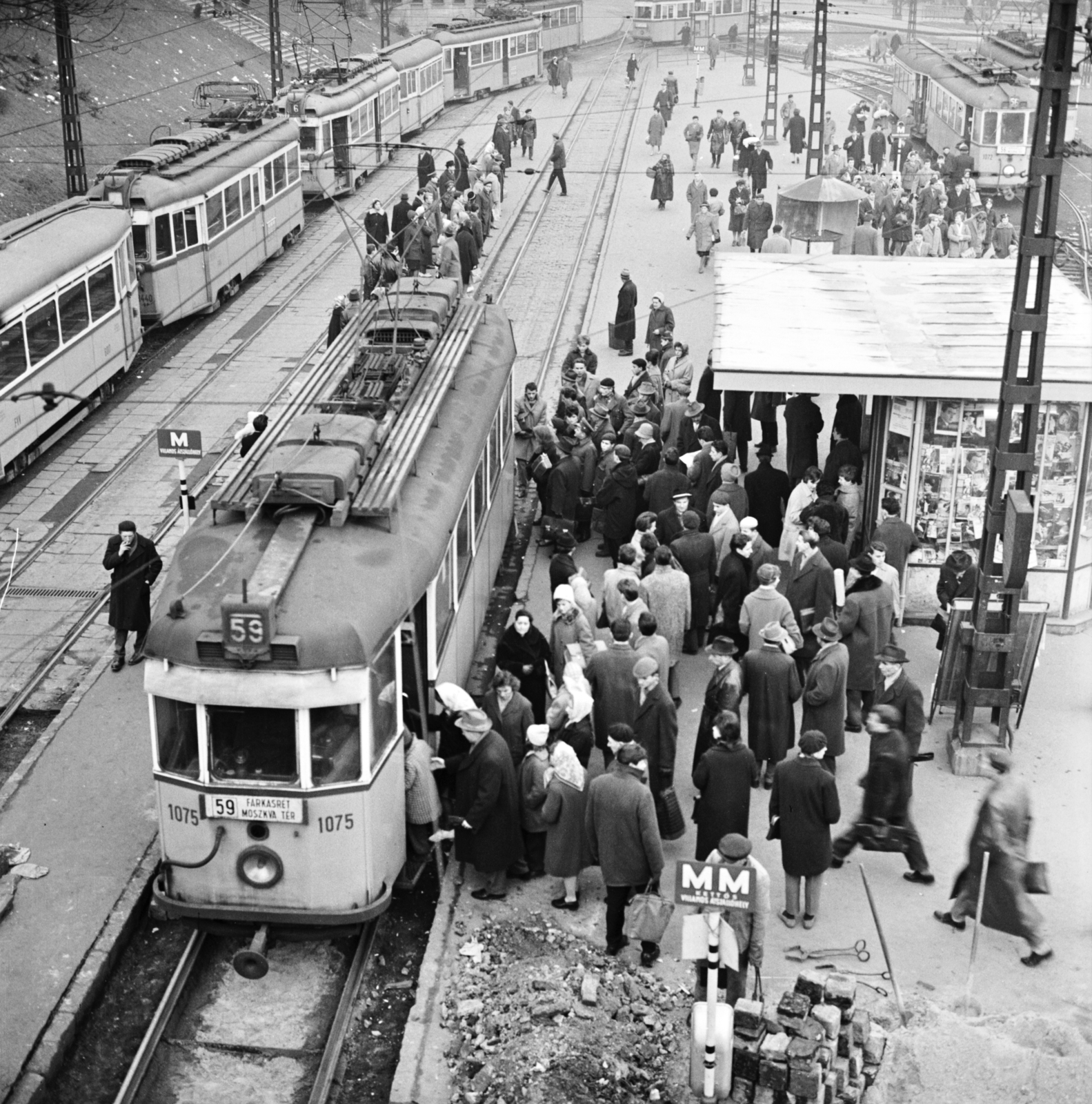 Hungary, Budapest II., Széll Kálmán (Moszkva) tér, a Várfok utcához vezető felüljáróról nézve., 1962, FŐMTERV, Budapest, newsstand, Fortepan #251730