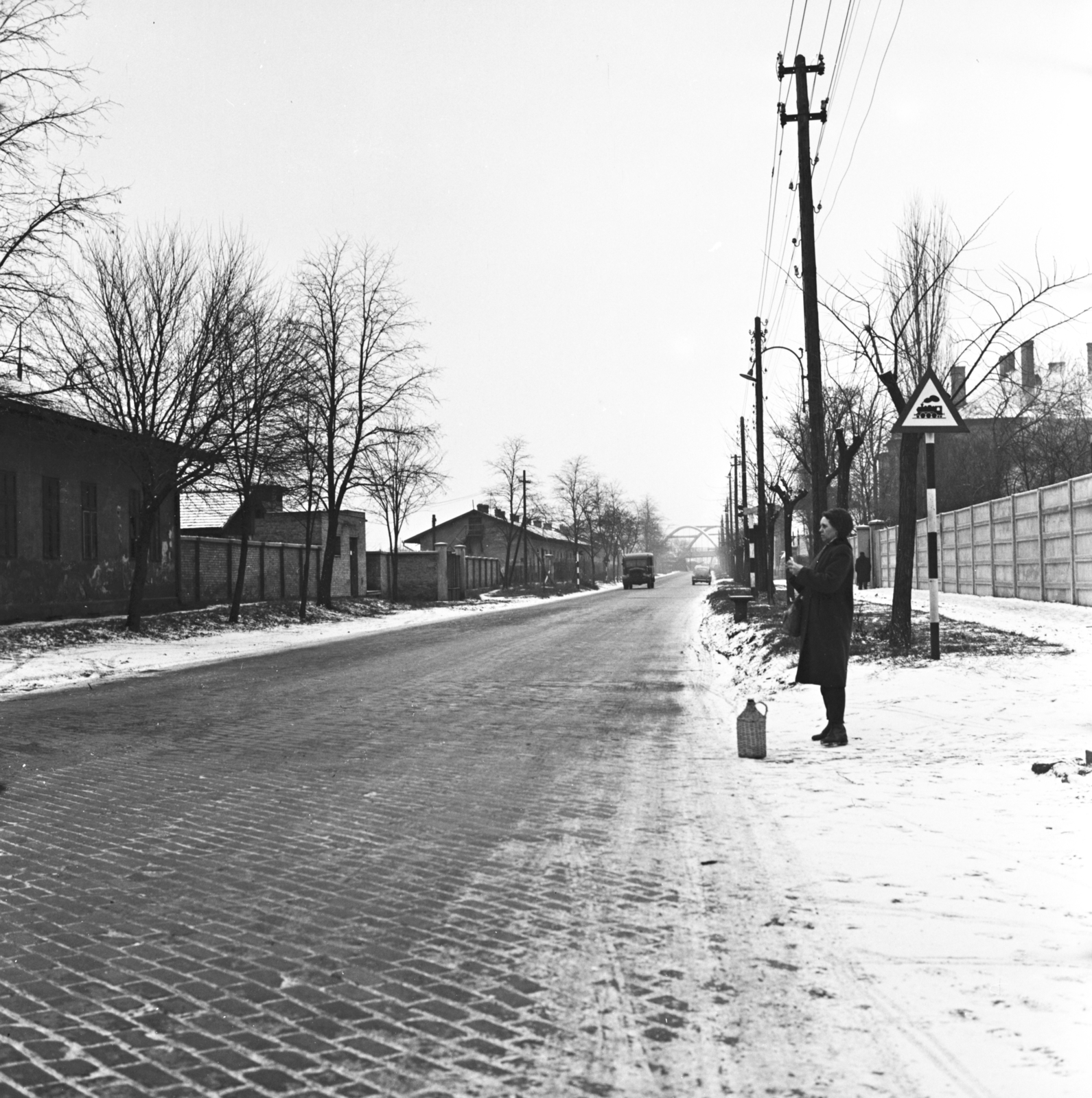 Hungary, Budapest X., Gyömrői út az Újhegyi út irányából a Ferihegyi Repülőtérre vezető út vasbeton hídja felé nézve, 1962, FŐMTERV, Budapest, Fortepan #251736