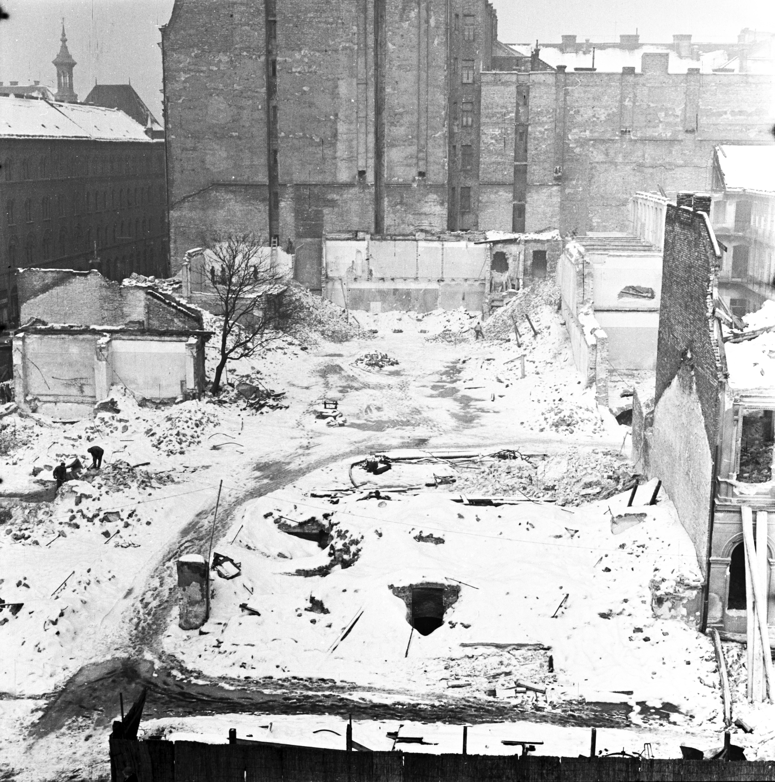 Hungary, Budapest VIII., a II. János Pál pápa (Köztársaság) tér és a Luther utca közötti házak bontása. A felvétel az Erkel Színházból készült., 1963, FŐMTERV, Budapest, Fortepan #251740