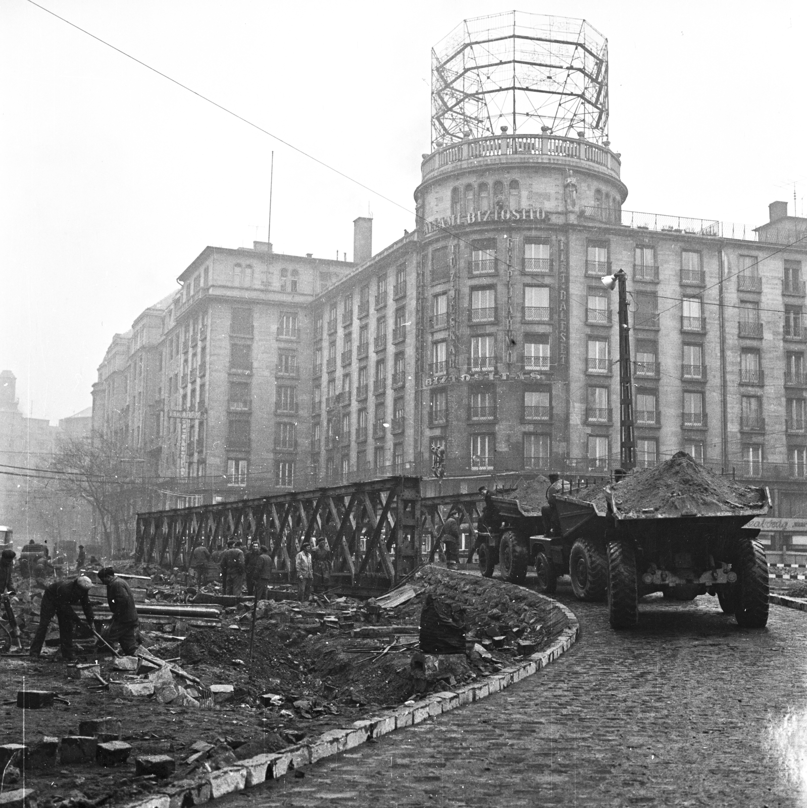 Hungary, Budapest V.,Budapest VII., Astoria kereszteződés, az aluljáró építésénél felhasznált Zagyva híd terhelés próbája. Háttérben a Károly (Tanács) körút - Rákóczi út sarok, MTA lakóház., 1963, FŐMTERV, Budapest, insurance company, Fortepan #251746