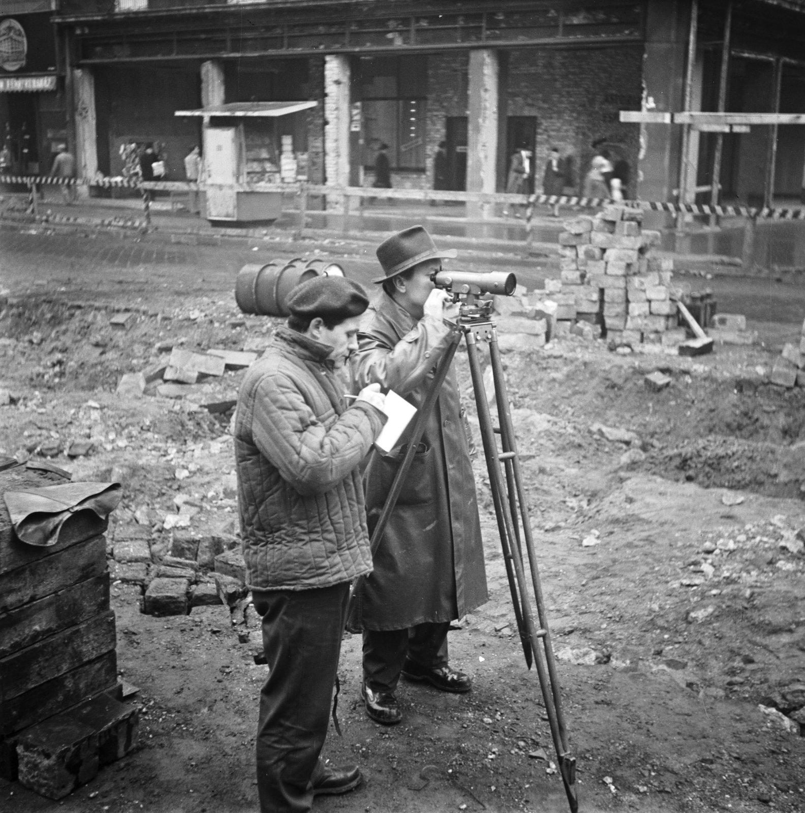Hungary, Budapest V.,Budapest VII., Astoria kereszteződés, háttérben a Múzeum körút - Kossuth Lajos utca sarkán az Astoria szálló árkádja látható. A felvétel az aluljáró építésénél felhasznált Zagyva híd terheléspróbája alkalmával készült., 1963, FŐMTERV, Budapest, Fortepan #251747