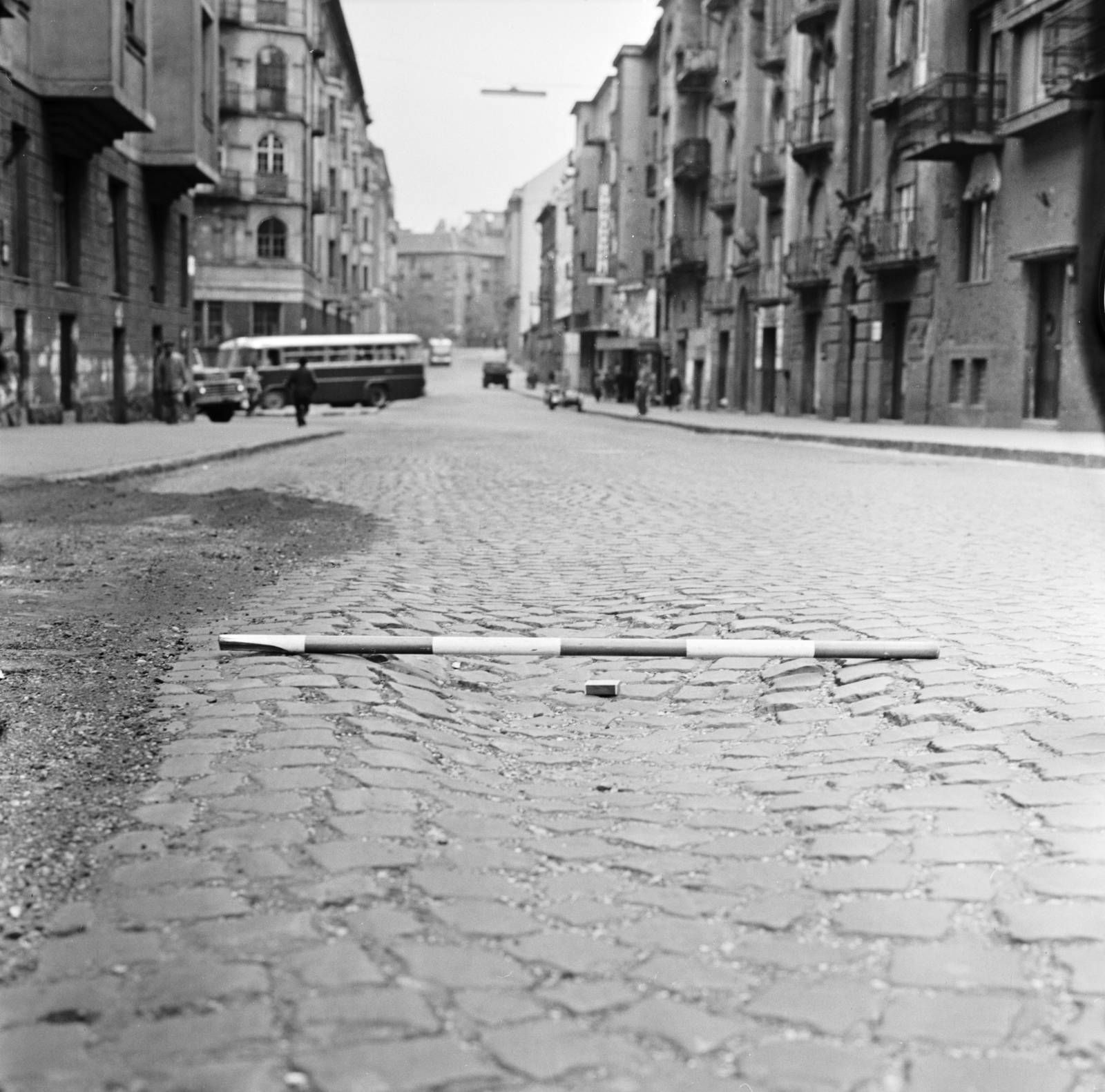 Magyarország, Budapest XII., Ugocsa utca, a busz a Márvány utcába fordul be. Felfagyott, kikátyúsodott útszakasz felmérése., 1963, FŐMTERV, Domonkos Endre, Budapest, Fortepan #251768