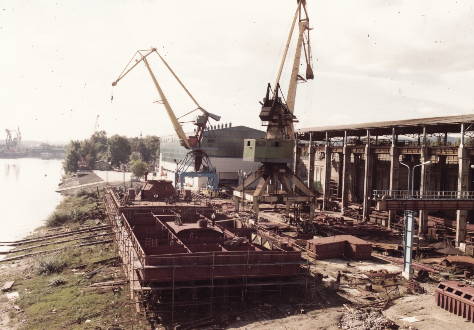 Hungary, Budapest XIII., Népsziget, Ganz Hajó-és darugyár., 1984, Super8 Alapítvány, colorful, crane, heavzy industry, factory, shipbuilding industry, Budapest, Fortepan #25177