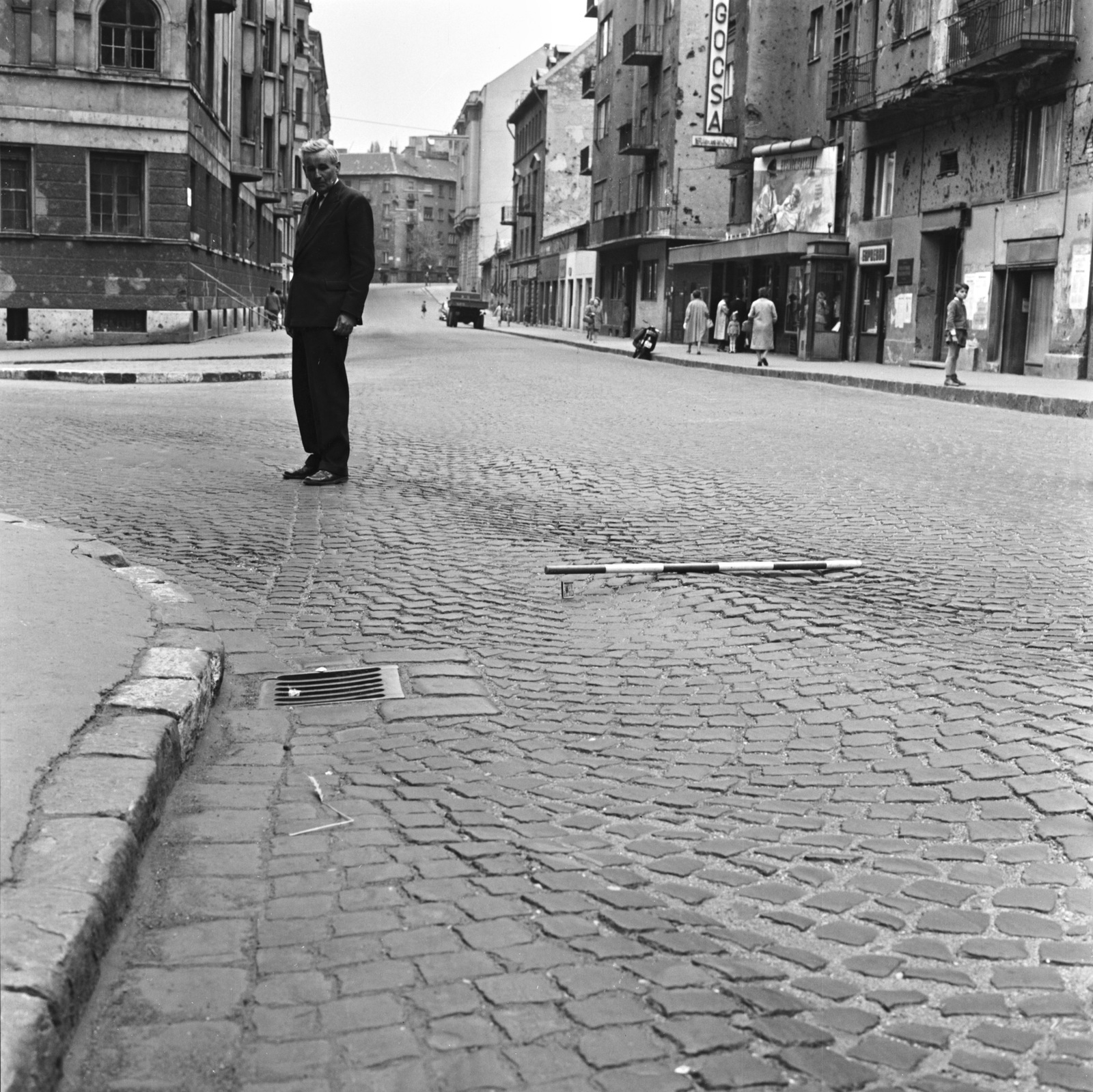 Hungary, Budapest XII., Ugocsa utca a Kiss jános altábornagy utca felé nézve, balra a Márvány utca. Felfagyott, kikátyúsodott útszakasz felmérése., 1963, FŐMTERV, Budapest, Fortepan #251774