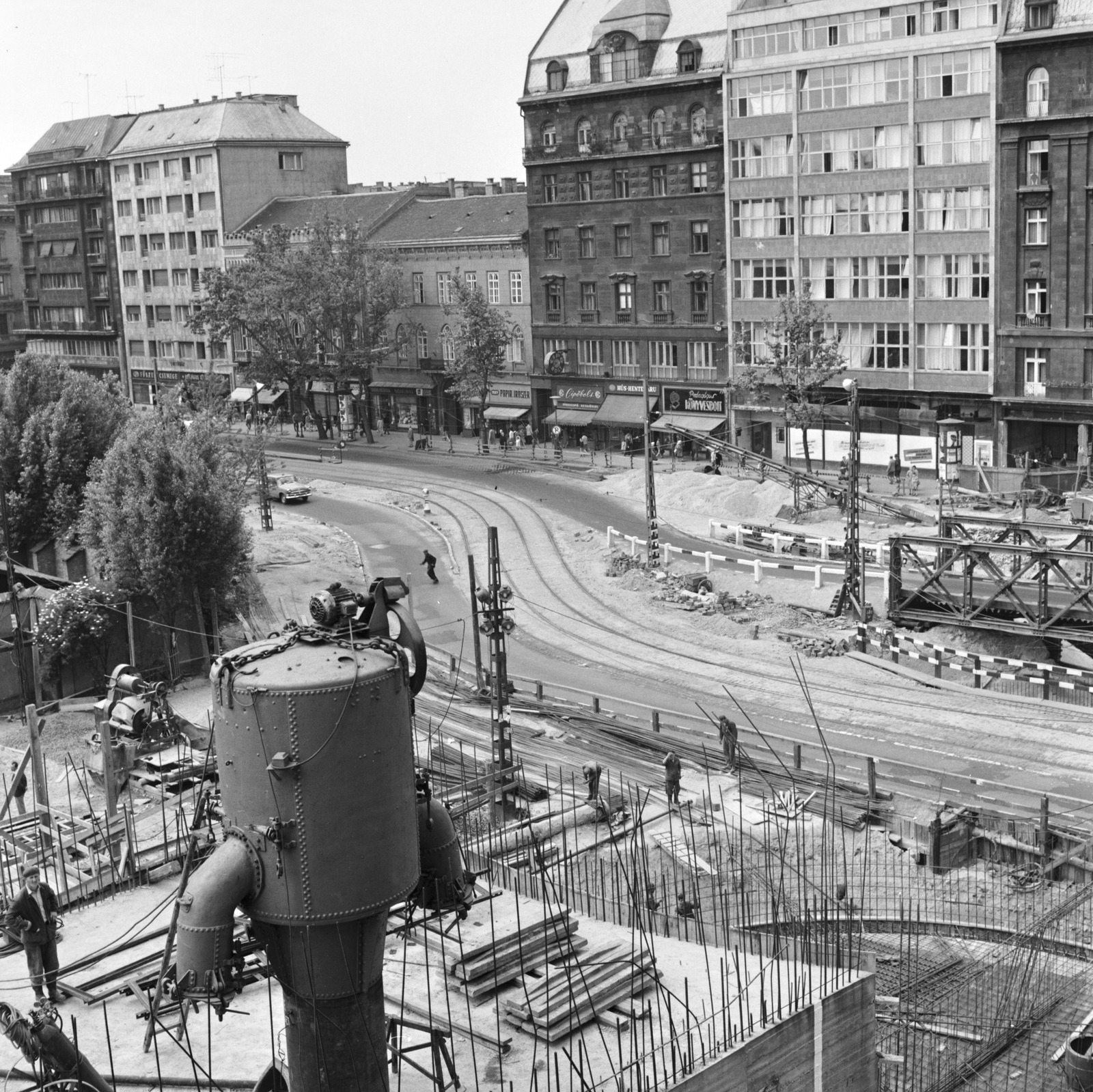 Hungary, Budapest V.,Budapest VII.,Budapest VIII., Astoria kereszteződés a Múzeum körút felé nézve, metrólejáró és az aluljáró építésekor., 1963, FŐMTERV, Budapest, Fortepan #251786