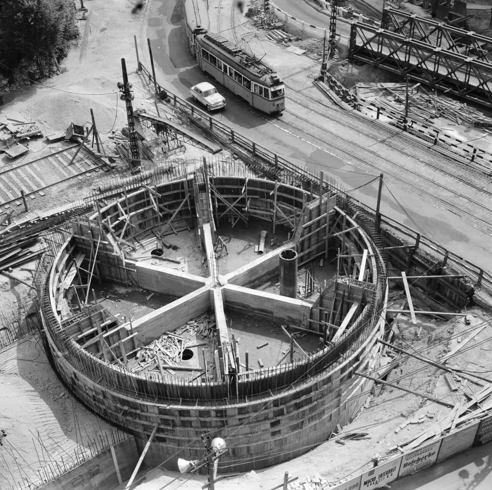 Hungary, Budapest V.,Budapest VII.,Budapest VIII., Astoria kereszteződés, metrólejáró és aluljáró építés, a jobb felső sarokban az aluljáró építésénél felhasznált Zagyva híd., 1963, FŐMTERV, Budapest, Fortepan #251795