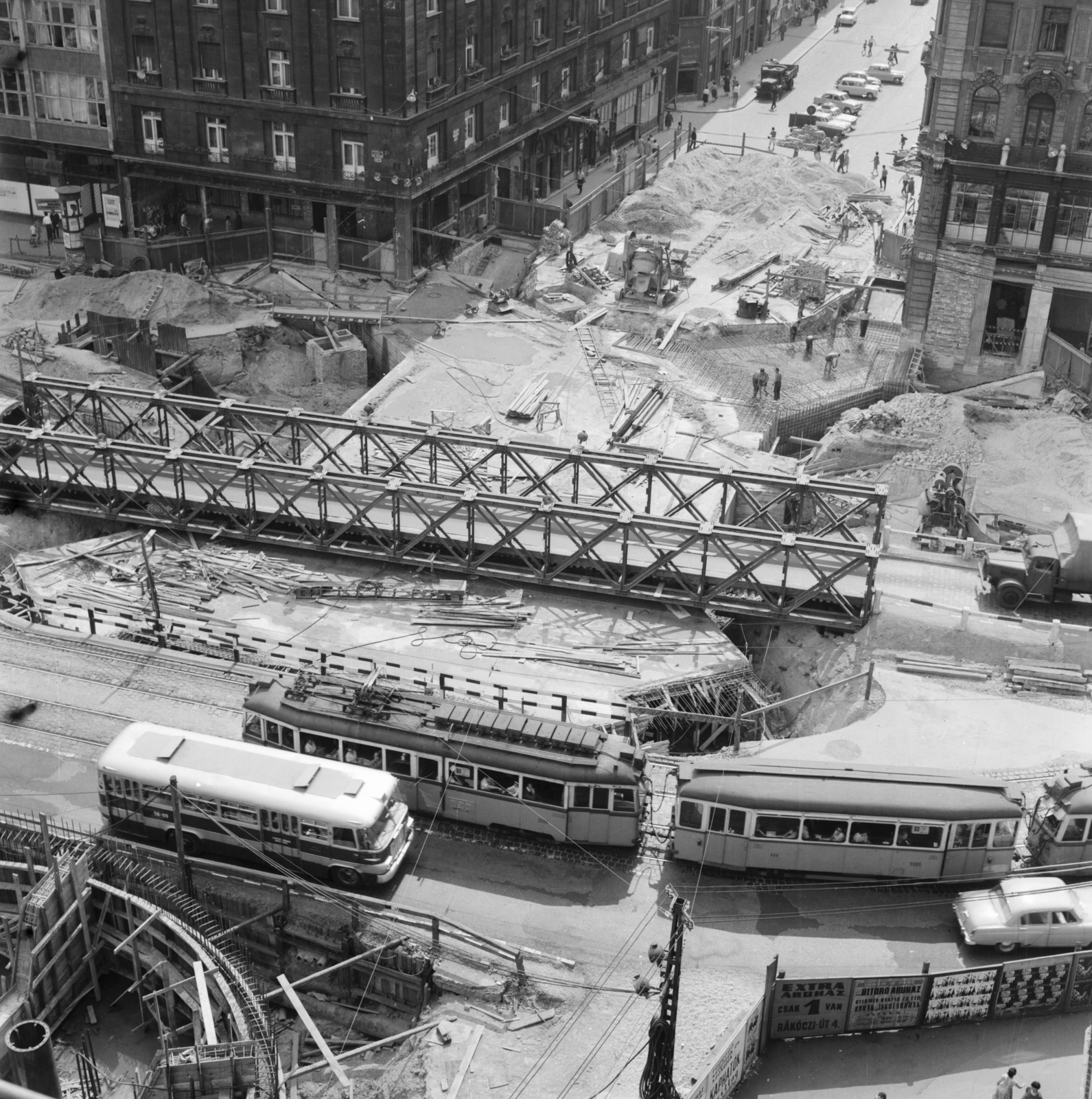 Hungary, Budapest V.,Budapest VII., Astoria kereszteződés, metrólejáró és aluljáró építés, középen az aluljáró építésénél felhasznált Zagyva híd., 1963, FŐMTERV, subway construction, Budapest, Fortepan #251796