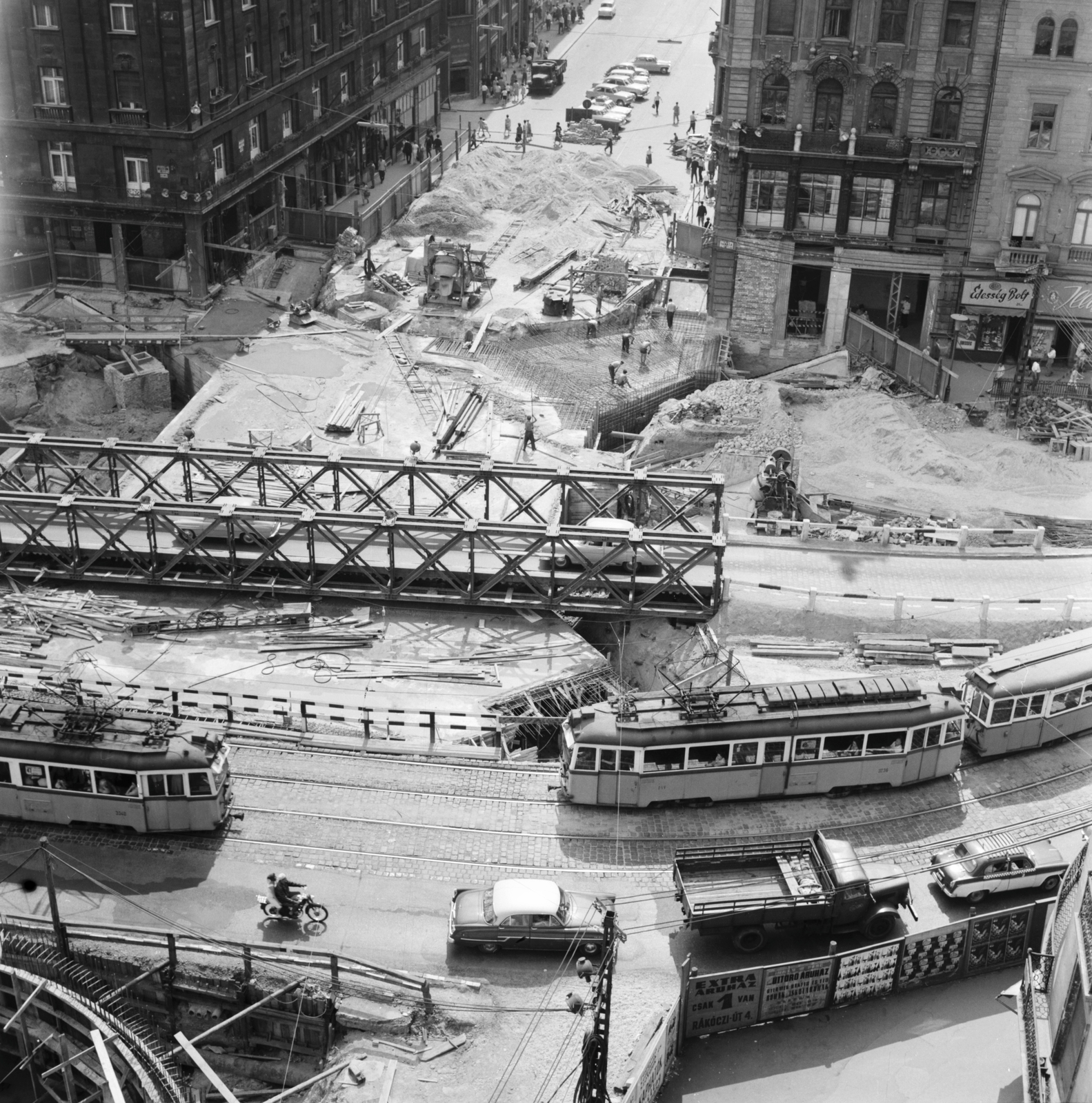 Hungary, Budapest V.,Budapest VII., Astoria kereszteződés, metrólejáró és aluljáró építés, középen az aluljáró építésénél felhasznált Zagyva híd., 1963, FŐMTERV, Budapest, Fortepan #251797