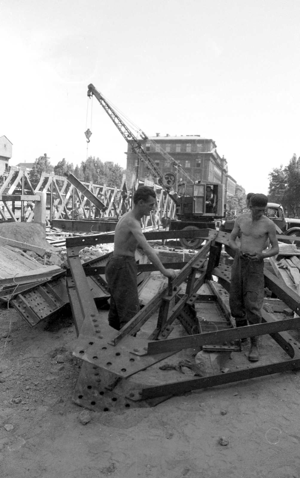 Hungary, Budapest V.,Budapest VIII., Astoria kereszteződés a Múzeum körút felé nézve, metrólejáró és aluljáró építés. Középen az aluljáró építésénél felhasznált Zagyva híd bontása, háttérben az ELTE épülete látható., 1963, FŐMTERV, Budapest, Fortepan #251807