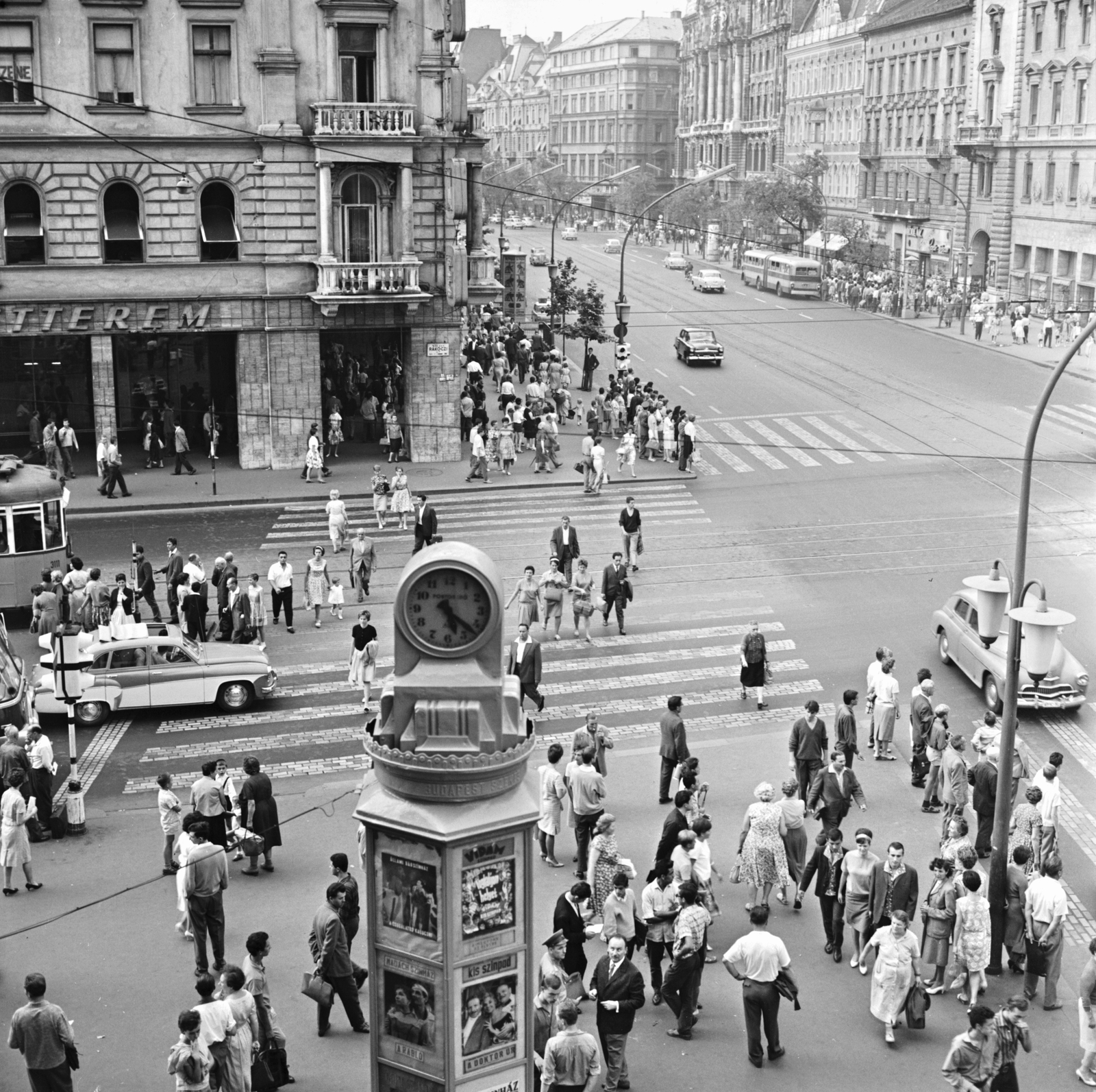 Hungary, Budapest VII.,Budapest VIII., Rákóczi út - Nagykörút kereszteződés. A felvételsorozat gyalogos forgalomszámláláshoz készült, 10 mp felvételi időközzel., 1963, FŐMTERV, Budapest, Fortepan #251811