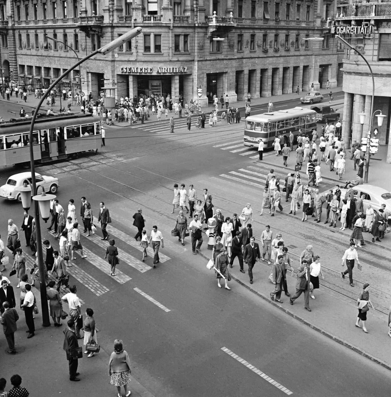 Hungary, Budapest VII.,Budapest VIII., Rákóczi út - Nagykörút kereszteződés. A felvételsorozat gyalogos forgalomszámláláshoz készült, 10 mp felvételi időközzel., 1963, FŐMTERV, Budapest, Fiat-brand, Fortepan #251812