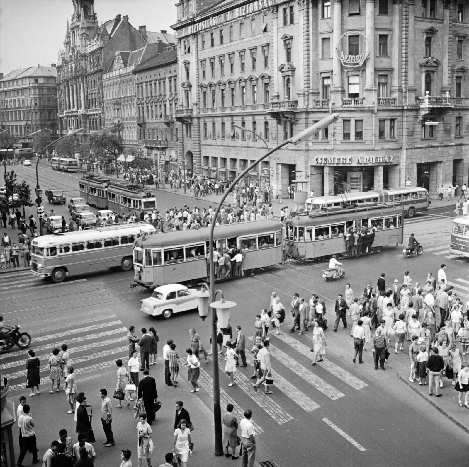 Magyarország, Budapest VII.,Budapest VIII., Rákóczi út - Nagykörút kereszteződés. A felvételsorozat gyalogos forgalomszámláláshoz készült, 10 mp felvételi időközzel., 1963, FŐMTERV, Domonkos Endre, Budapest, Fortepan #251815