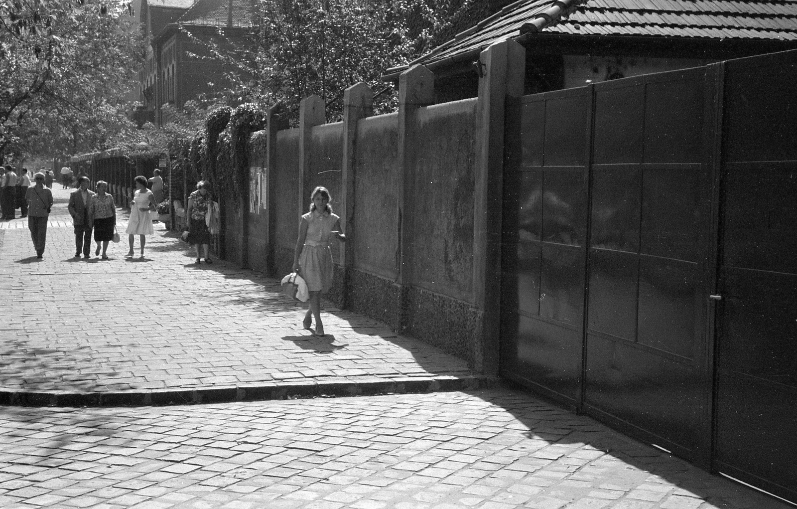 Hungary, Budapest XIII., a Váci út Meder utca - Mura utca közötti szakasza, jobbra a 174. számú alatt a Fővárosi Közegészségügyi Járványügyi Állomás (KÖJÁL) épülete., 1963, FŐMTERV, Budapest, Fortepan #251824