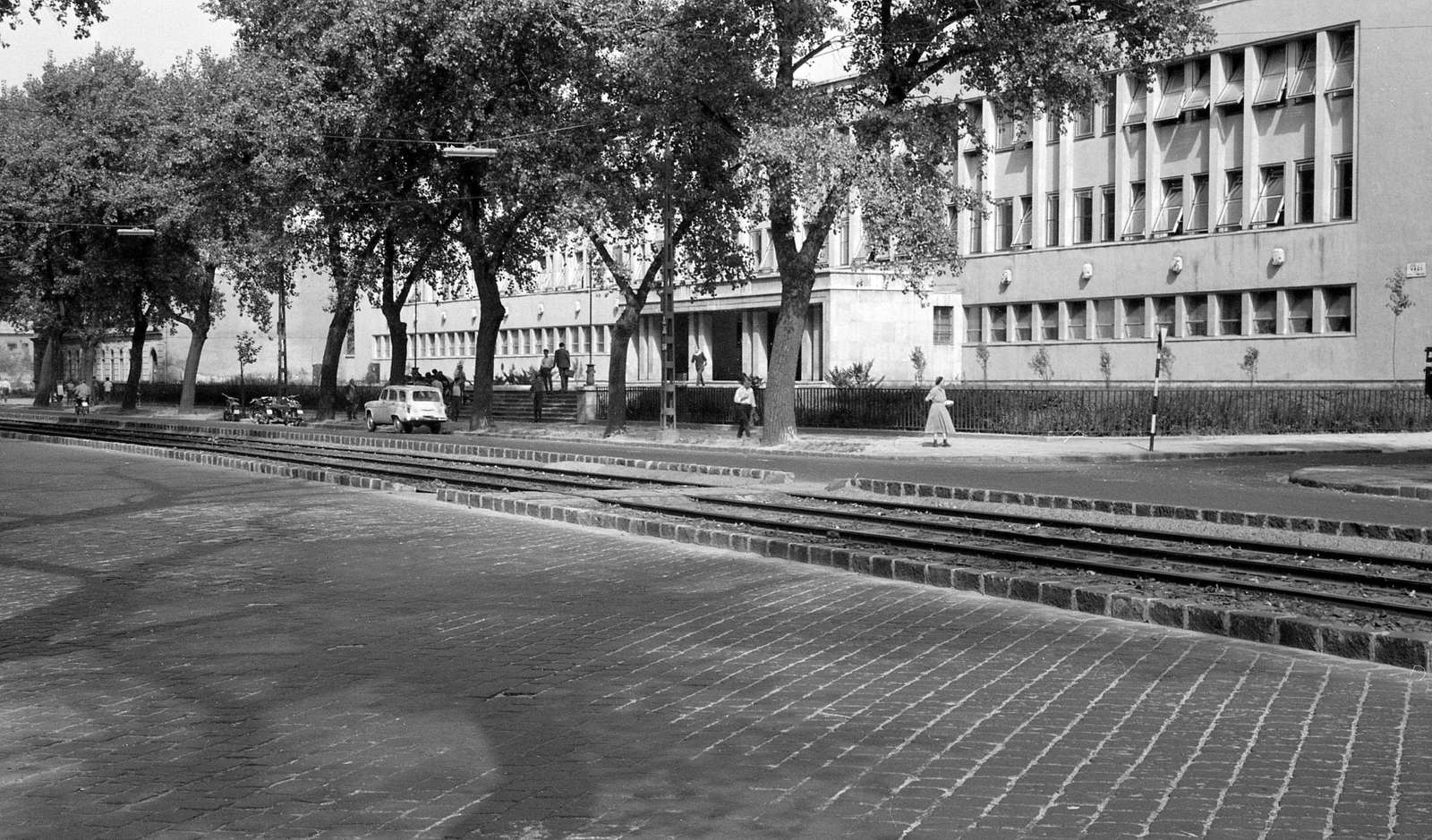 Hungary, Budapest XIII., Váci út 107., MŰM. 21. sz. Iparitanuló Intézet, jobbra a Rozsnyay utca., 1963, FŐMTERV, Budapest, rails, Fortepan #251833