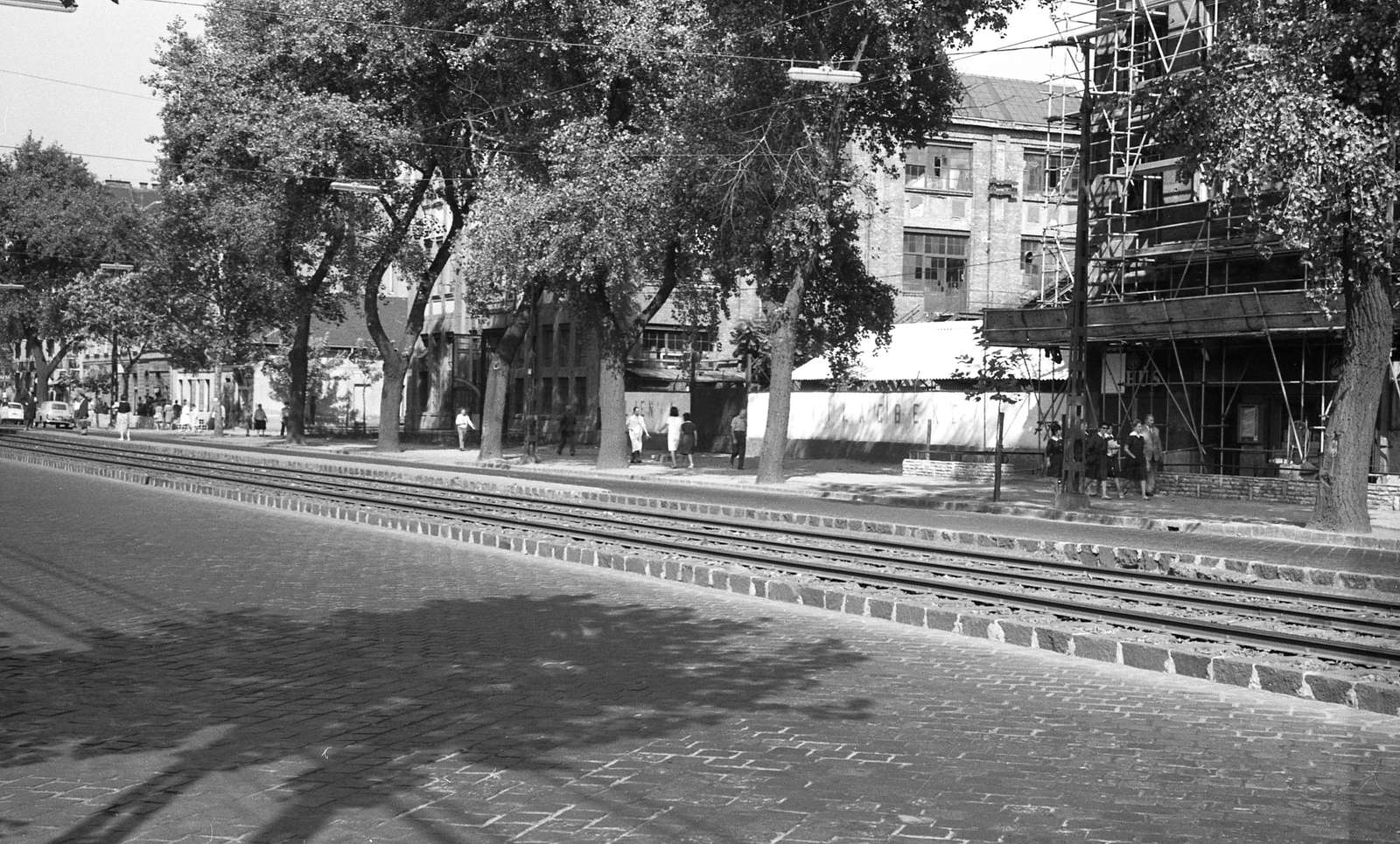 Magyarország, Budapest XIII., Váci út, szemben balra a Dunyov István (Tünde) utca torkolata, ettől jobbra a Hajtómű- és Felvonógyár épülete., 1963, FŐMTERV, Domonkos Endre, Budapest, villamosmegálló, Fortepan #251843